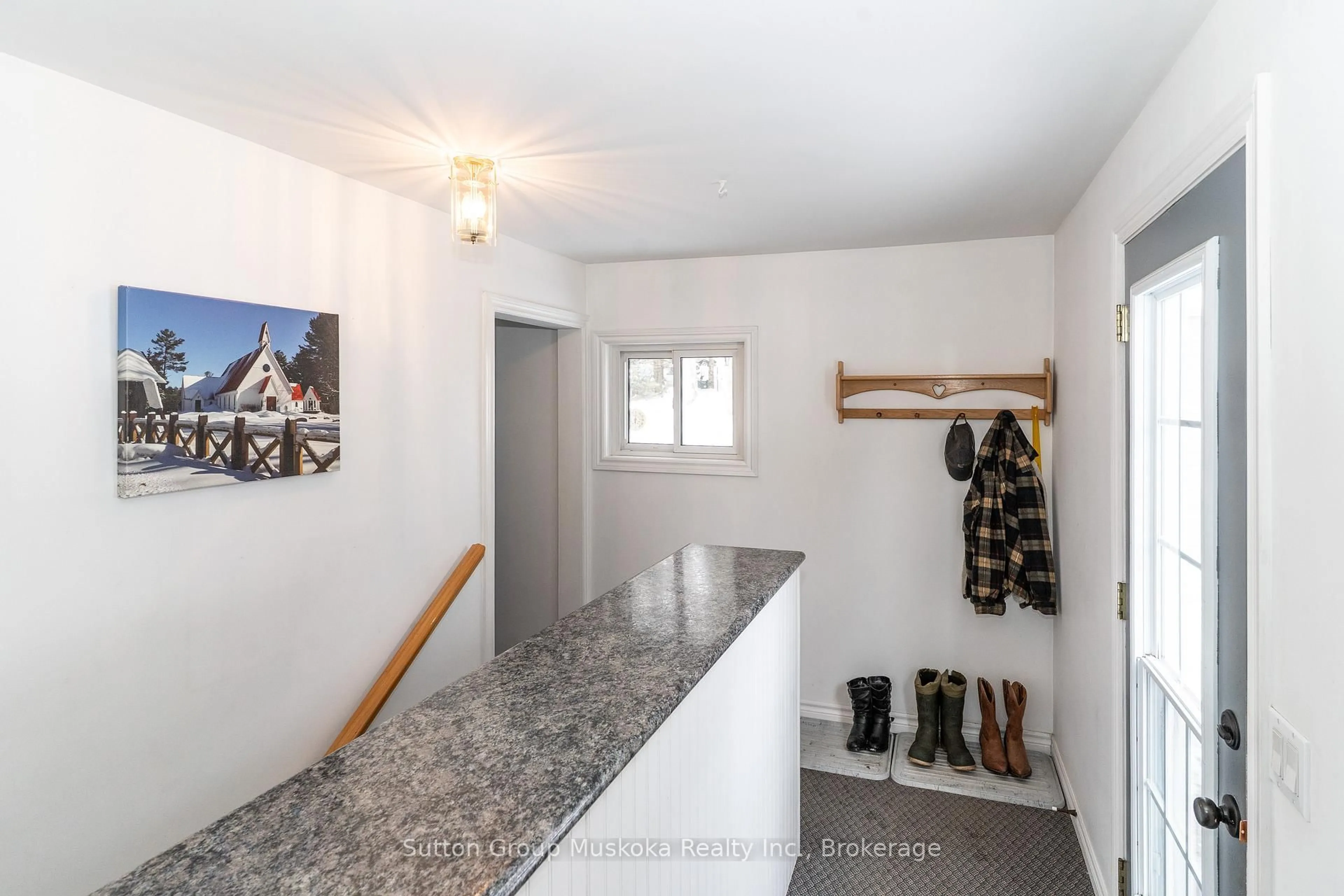 Indoor entryway for 64 Spruce Dr, Huntsville Ontario P0B 1L0