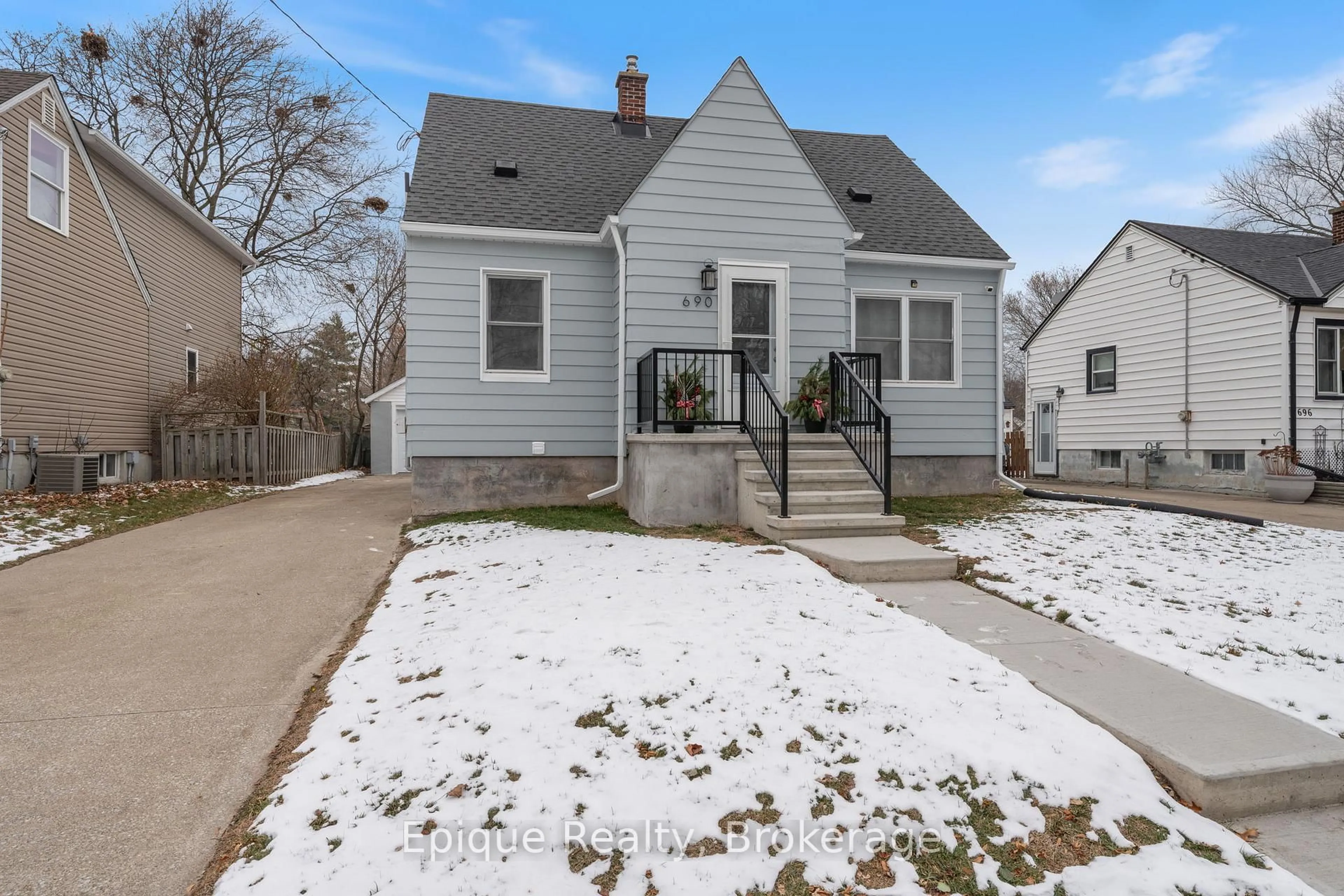 Home with vinyl exterior material, street for 690 Rosedale Ave, Sarnia Ontario N7V 1Z7