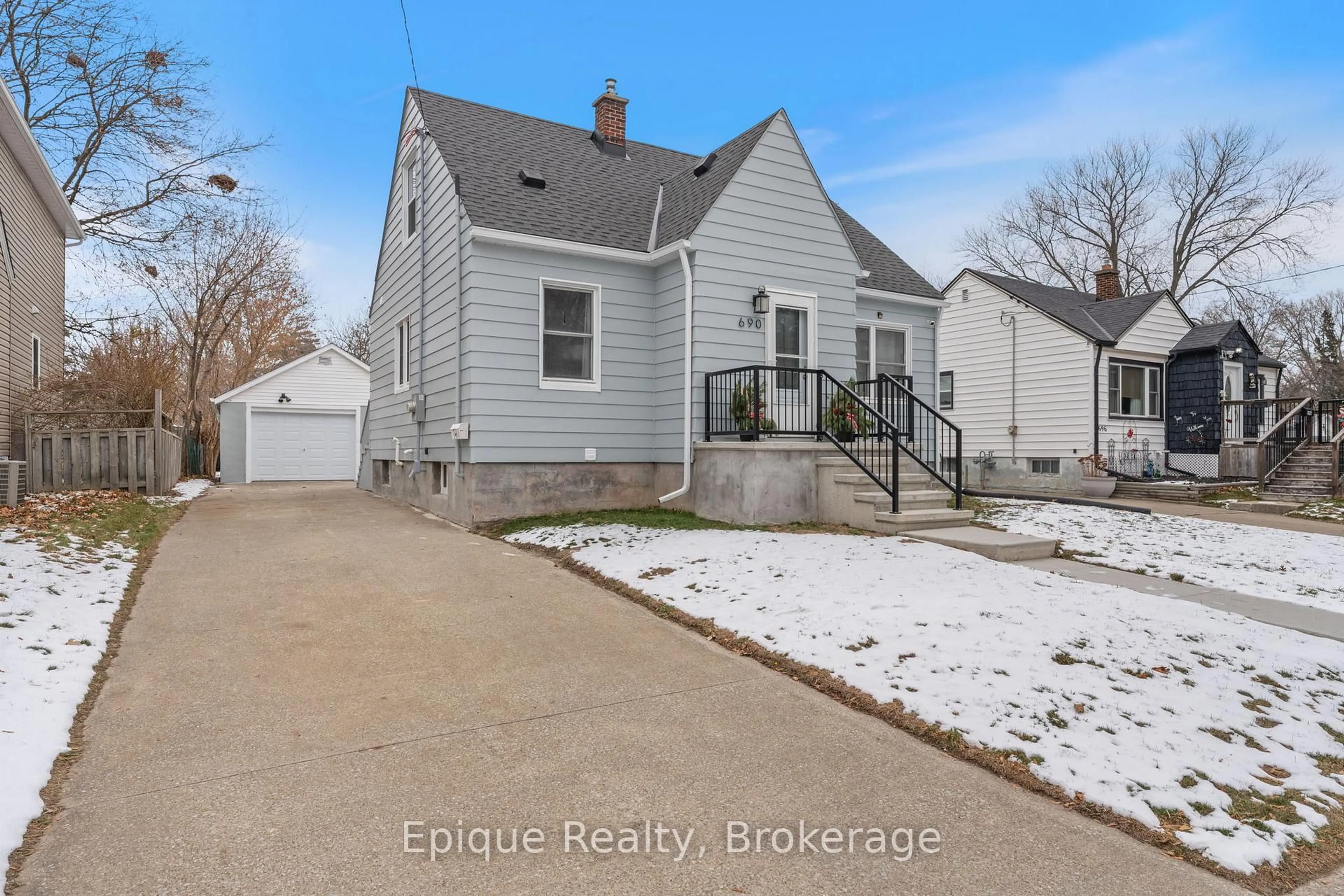 A pic from outside/outdoor area/front of a property/back of a property/a pic from drone, street for 690 Rosedale Ave, Sarnia Ontario N7V 1Z7