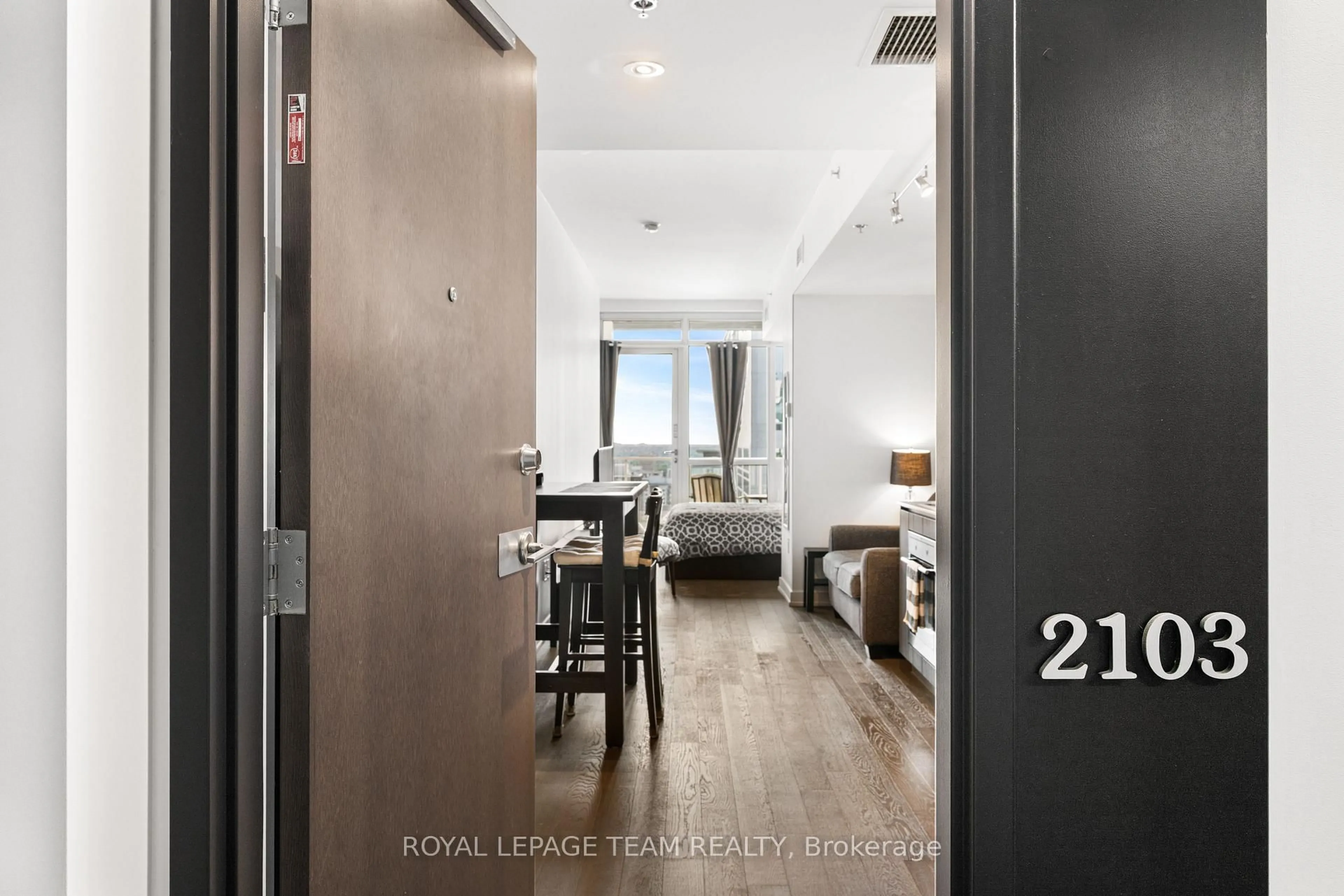 Indoor foyer for 199 Slater St #2103, Ottawa Ontario K1P 0C8