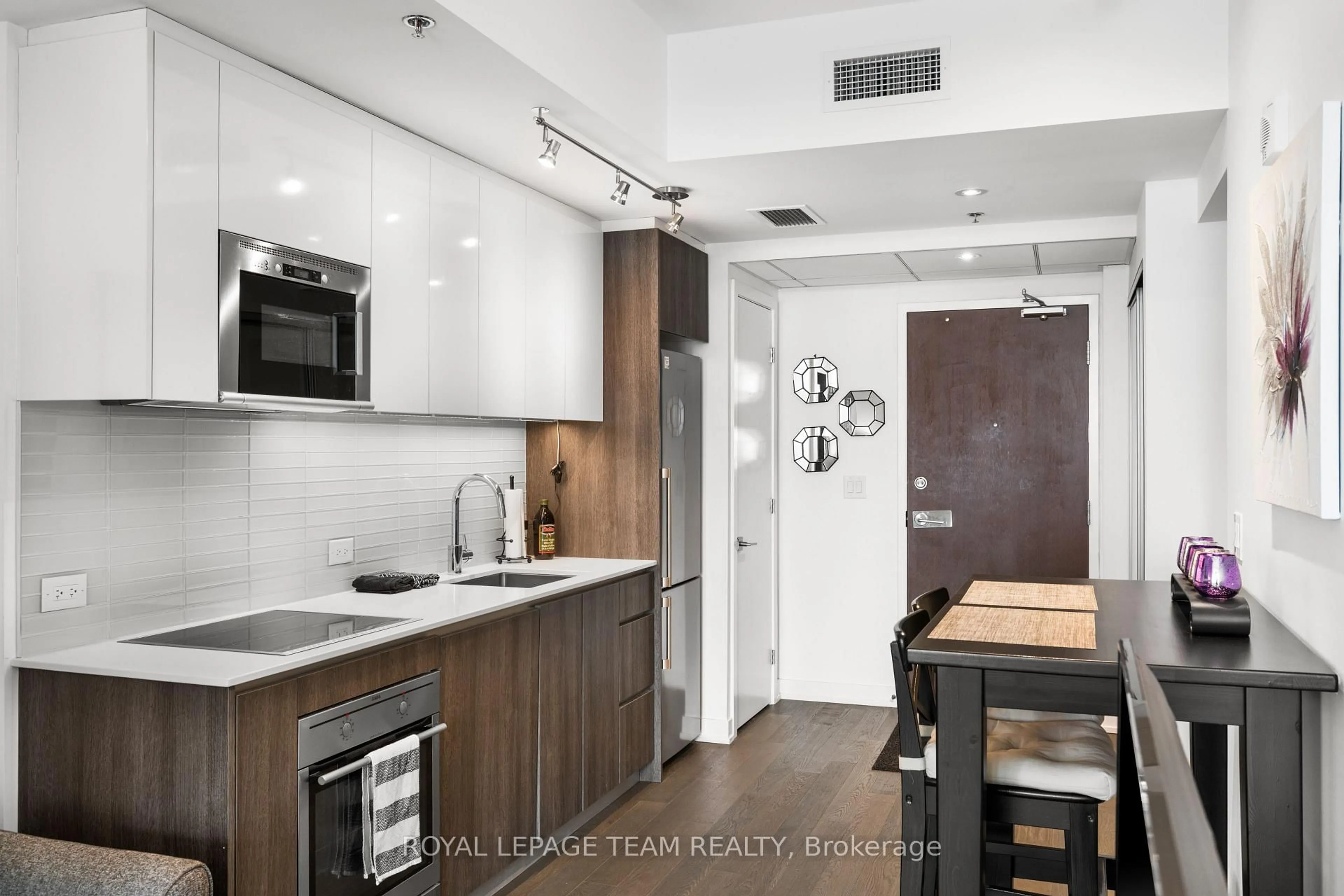 Standard kitchen, ceramic/tile floor for 199 Slater St #2103, Ottawa Ontario K1P 0C8