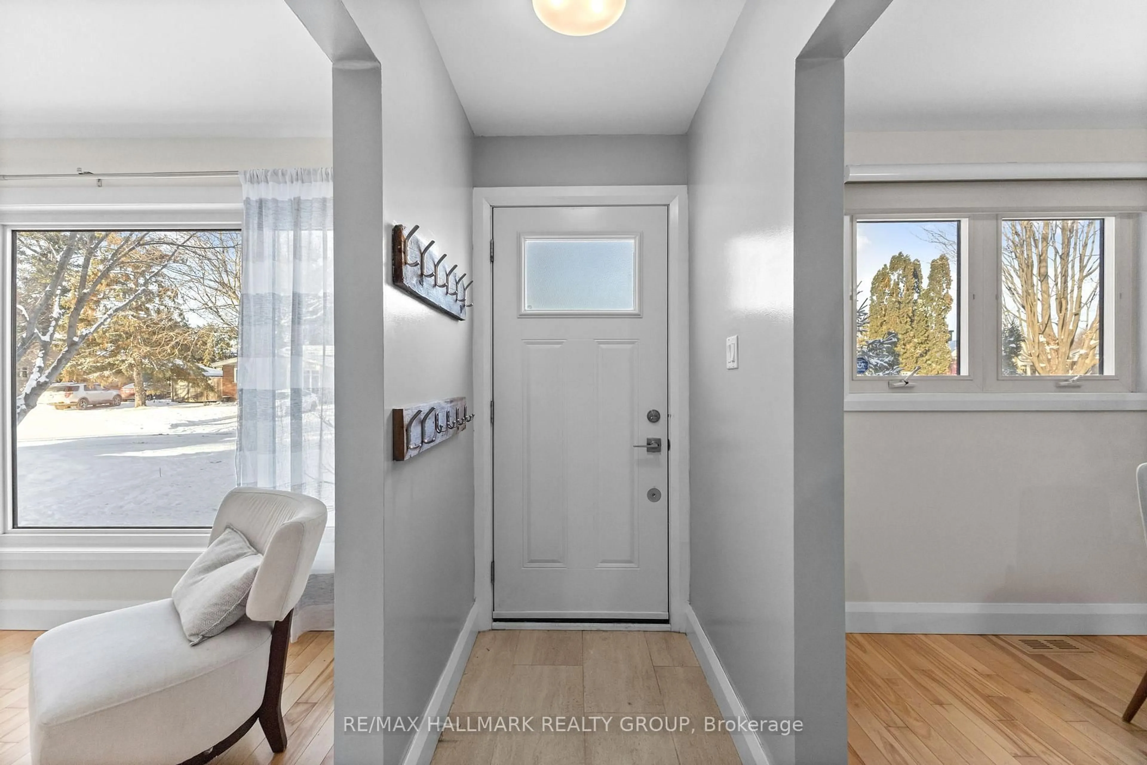 Indoor entryway for 2155 MONSON Cres, Ottawa Ontario K1J 6A7