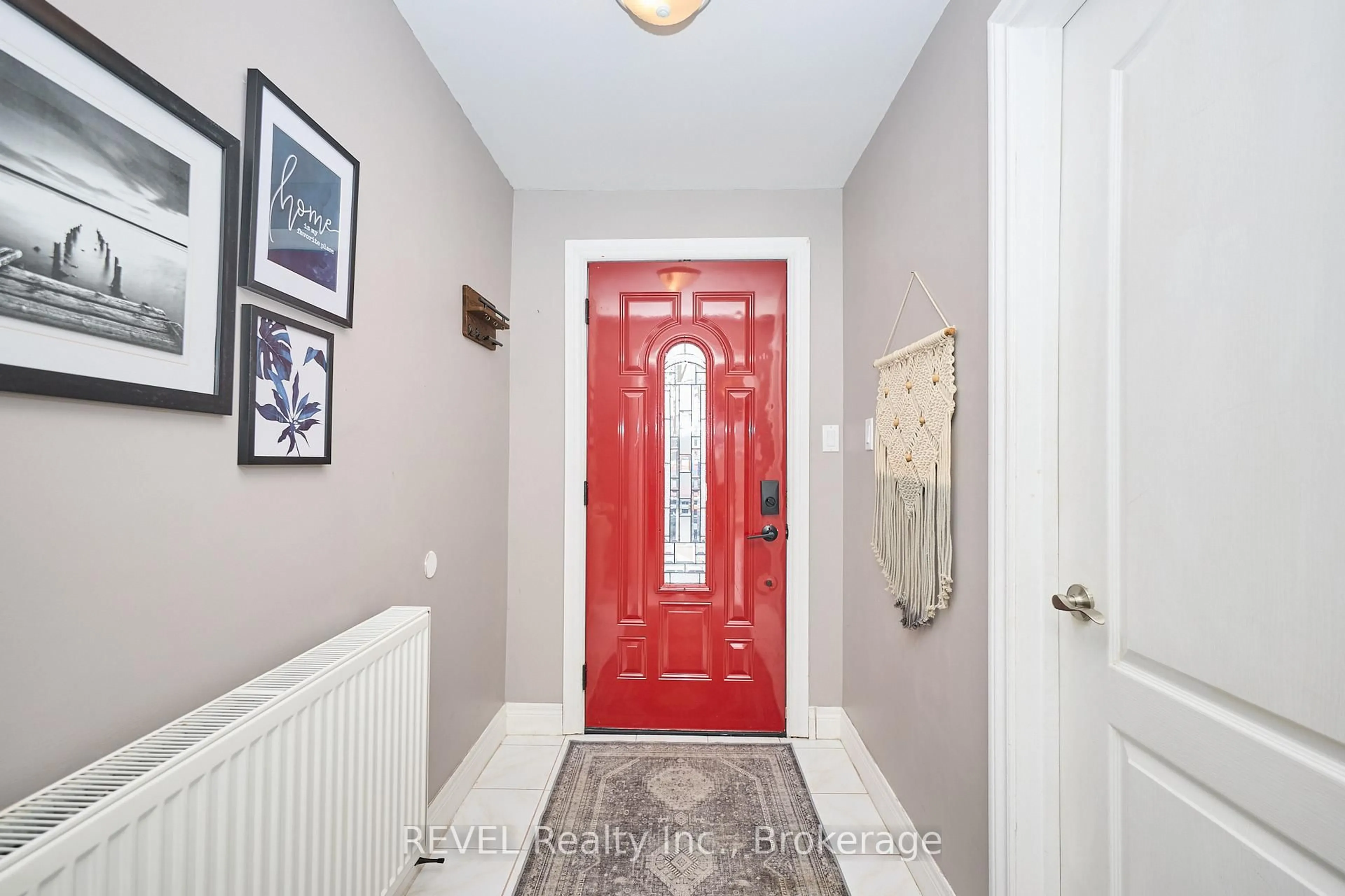 Indoor entryway for 16 Jones Lane, Welland Ontario L3B 3M5