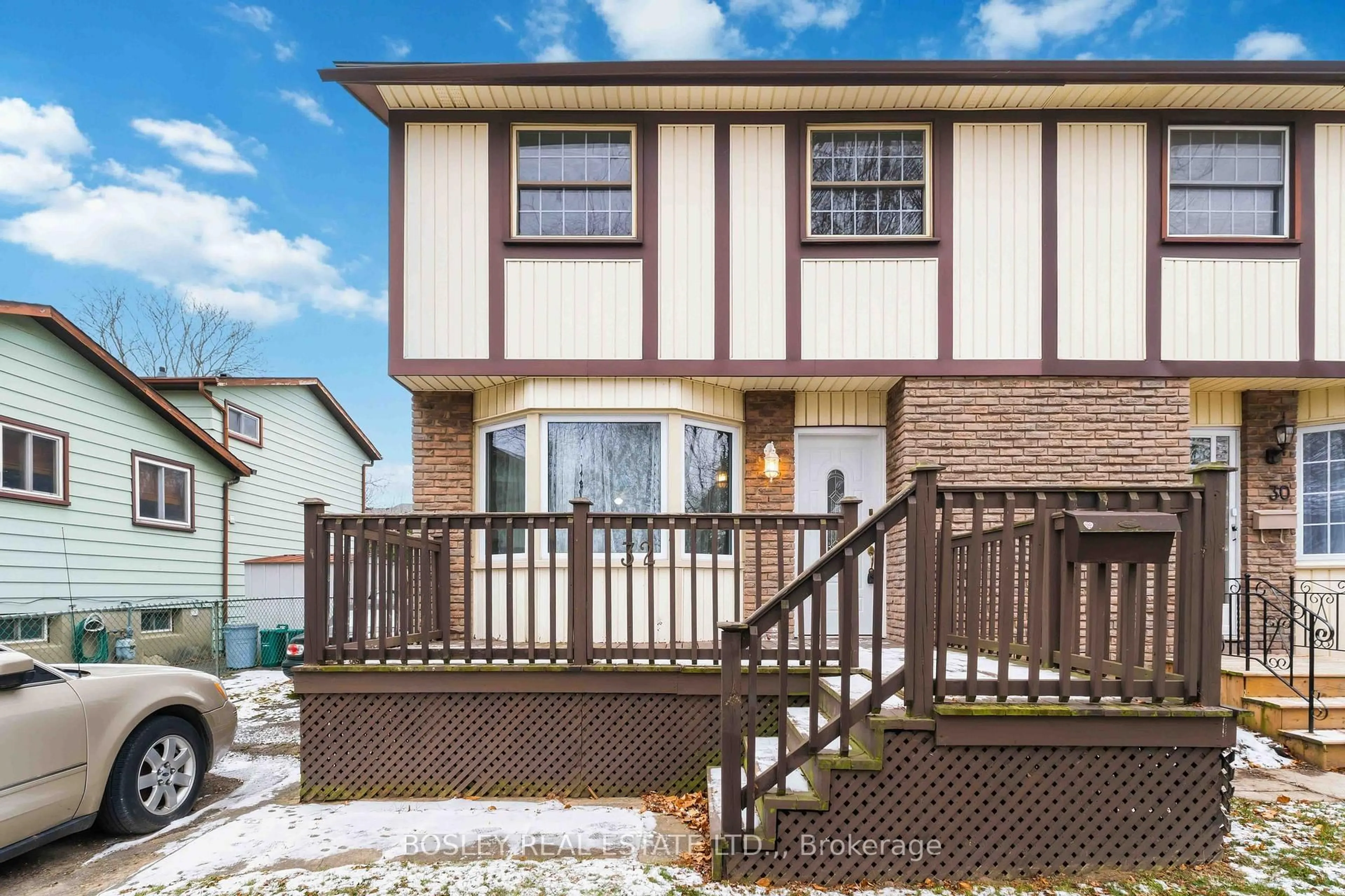 Home with vinyl exterior material, street for 32 Lafayette Dr, St. Catharines Ontario L2N 6C2