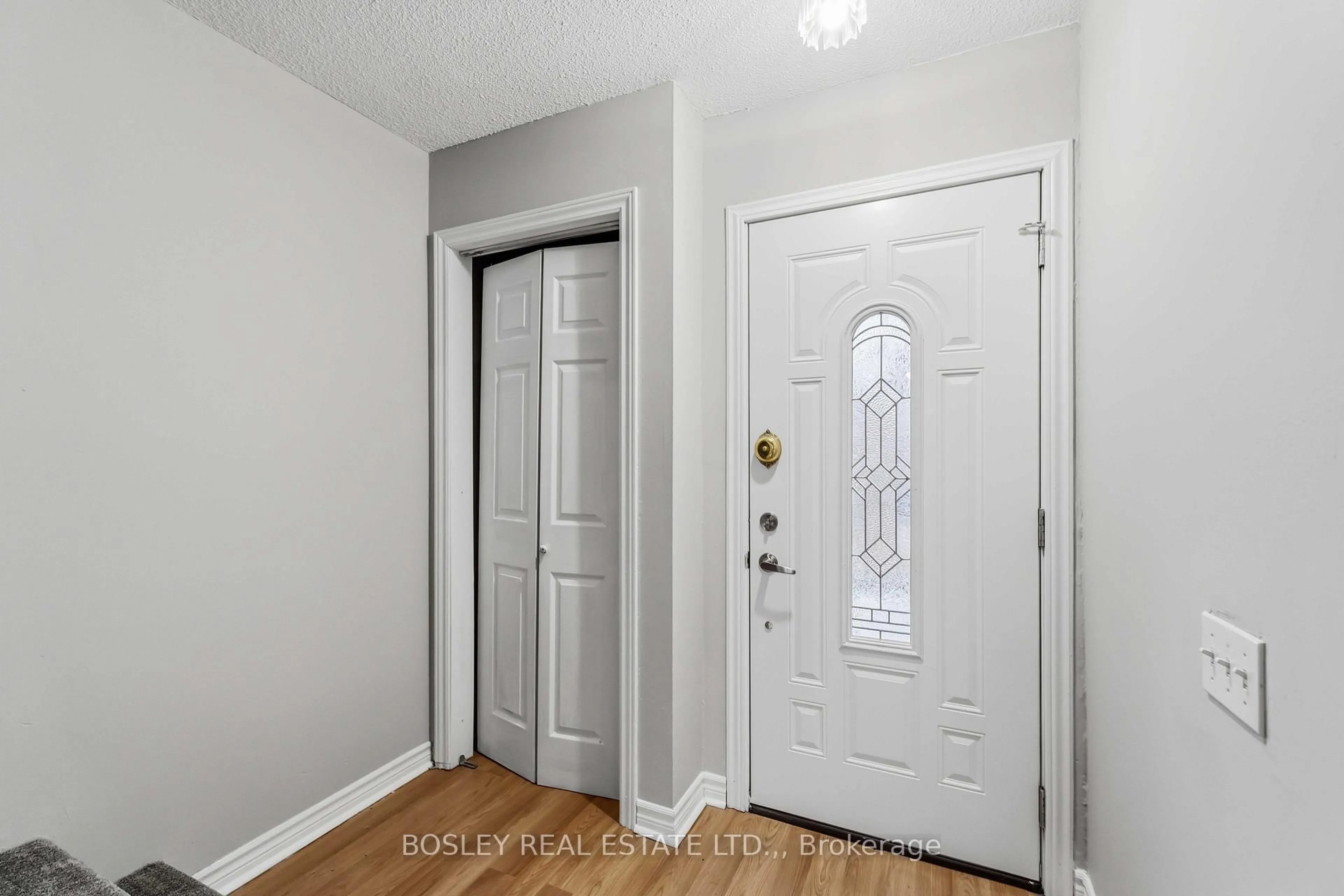 Indoor entryway for 32 Lafayette Dr, St. Catharines Ontario L2N 6C2