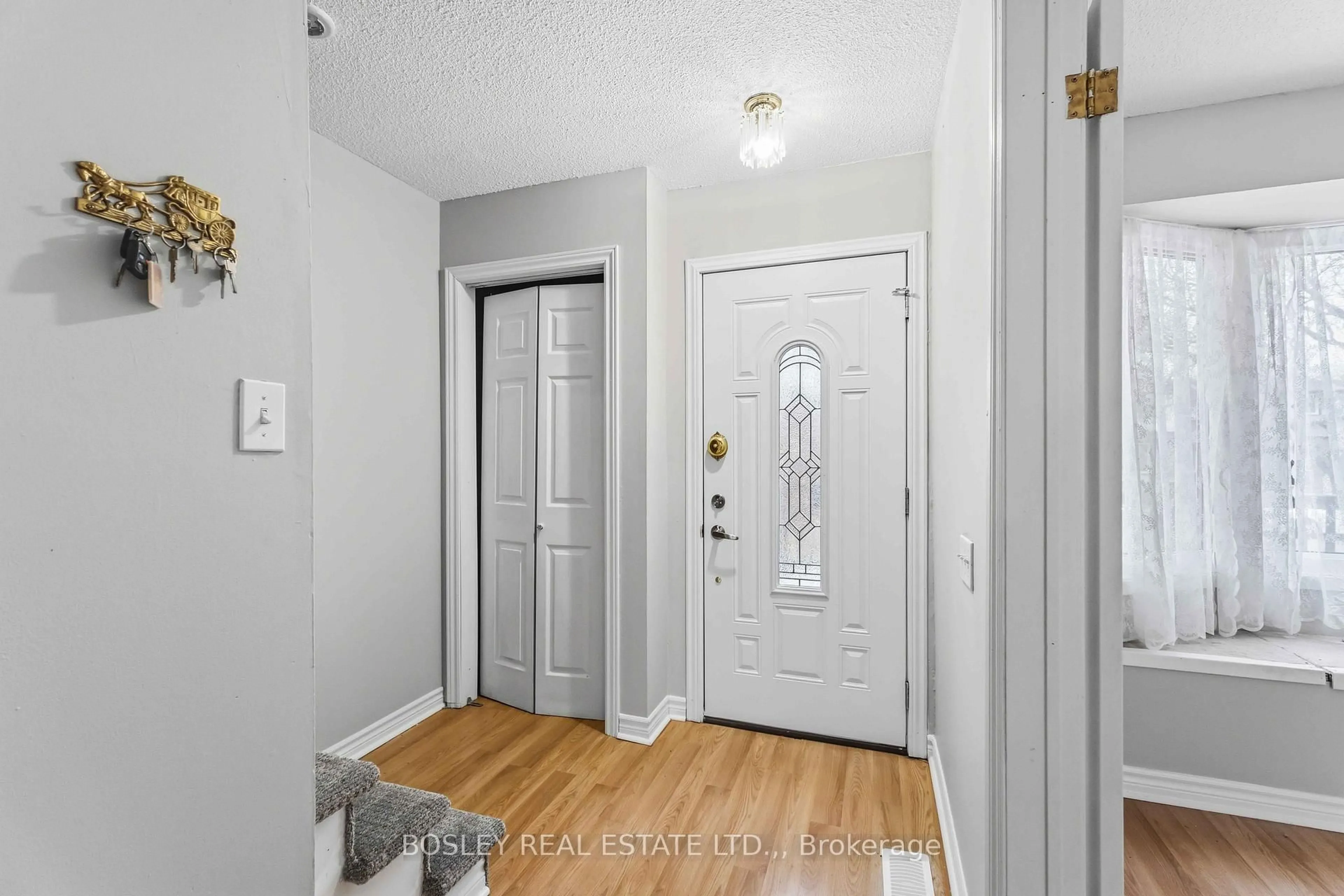 Indoor entryway for 32 Lafayette Dr, St. Catharines Ontario L2N 6C2