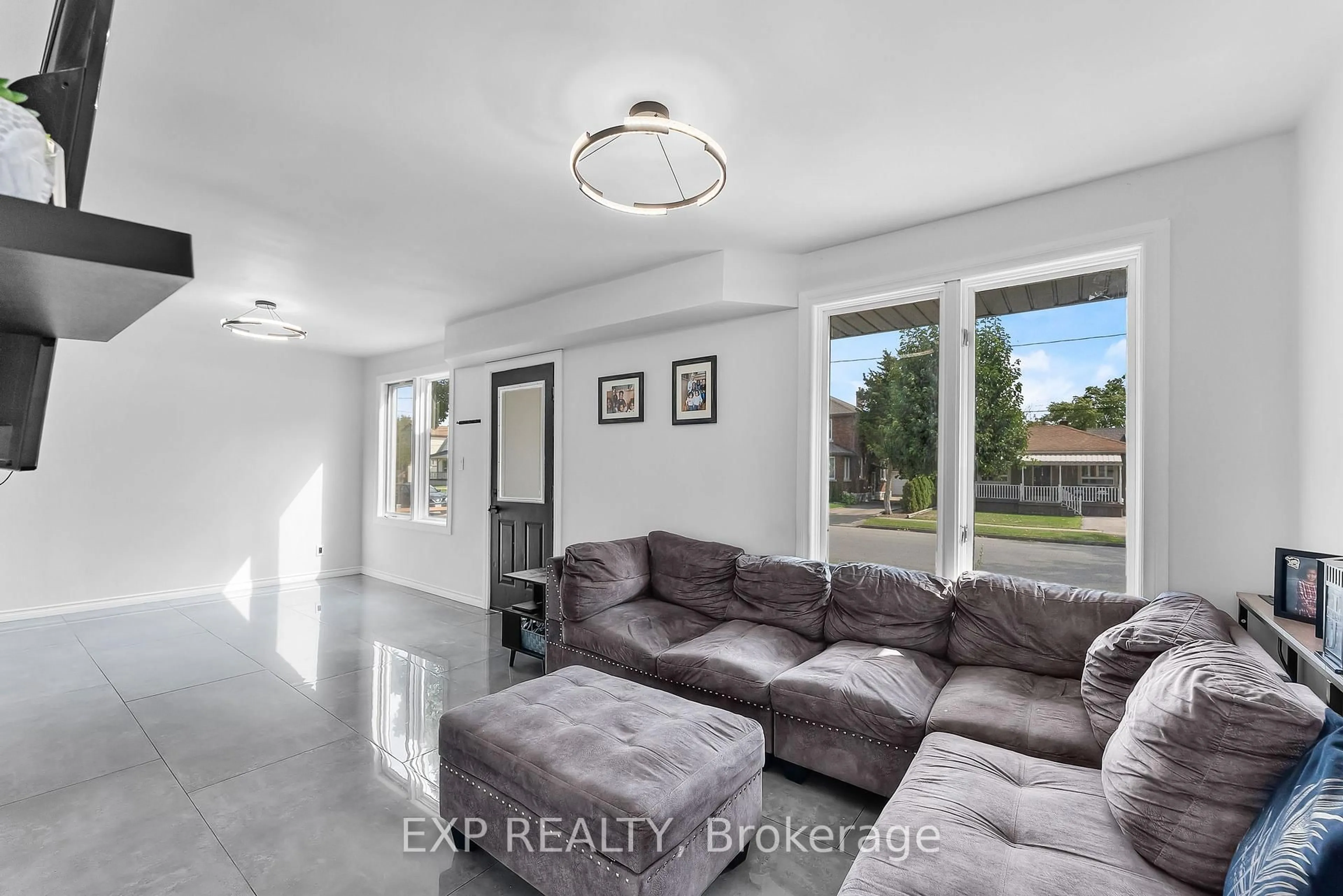 Living room with furniture, ceramic/tile floor for 249 Wallace Ave, Welland Ontario L3B 1R7