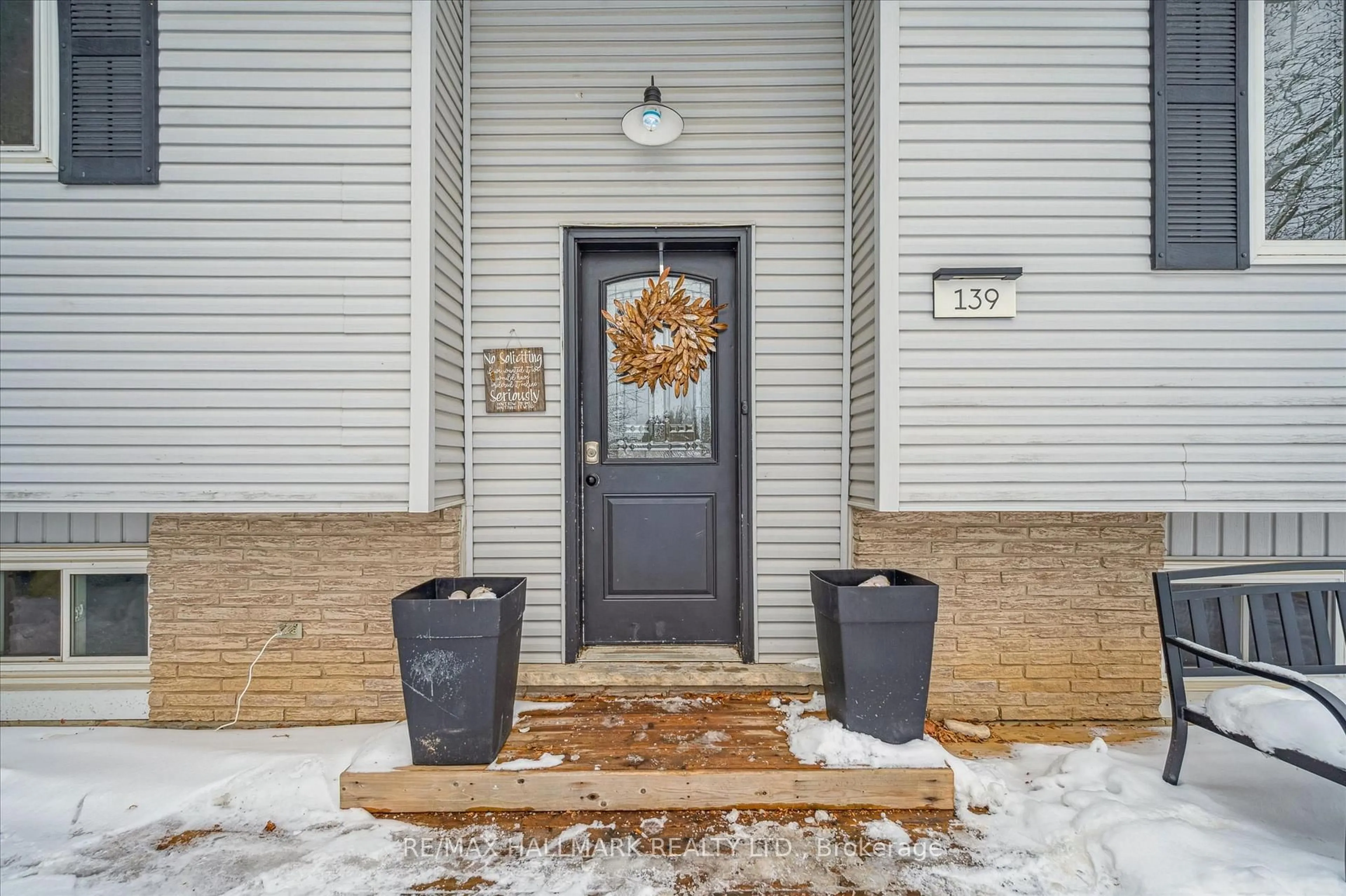 Indoor entryway for 139 Bradley St, Southgate Ontario N0C 1B0