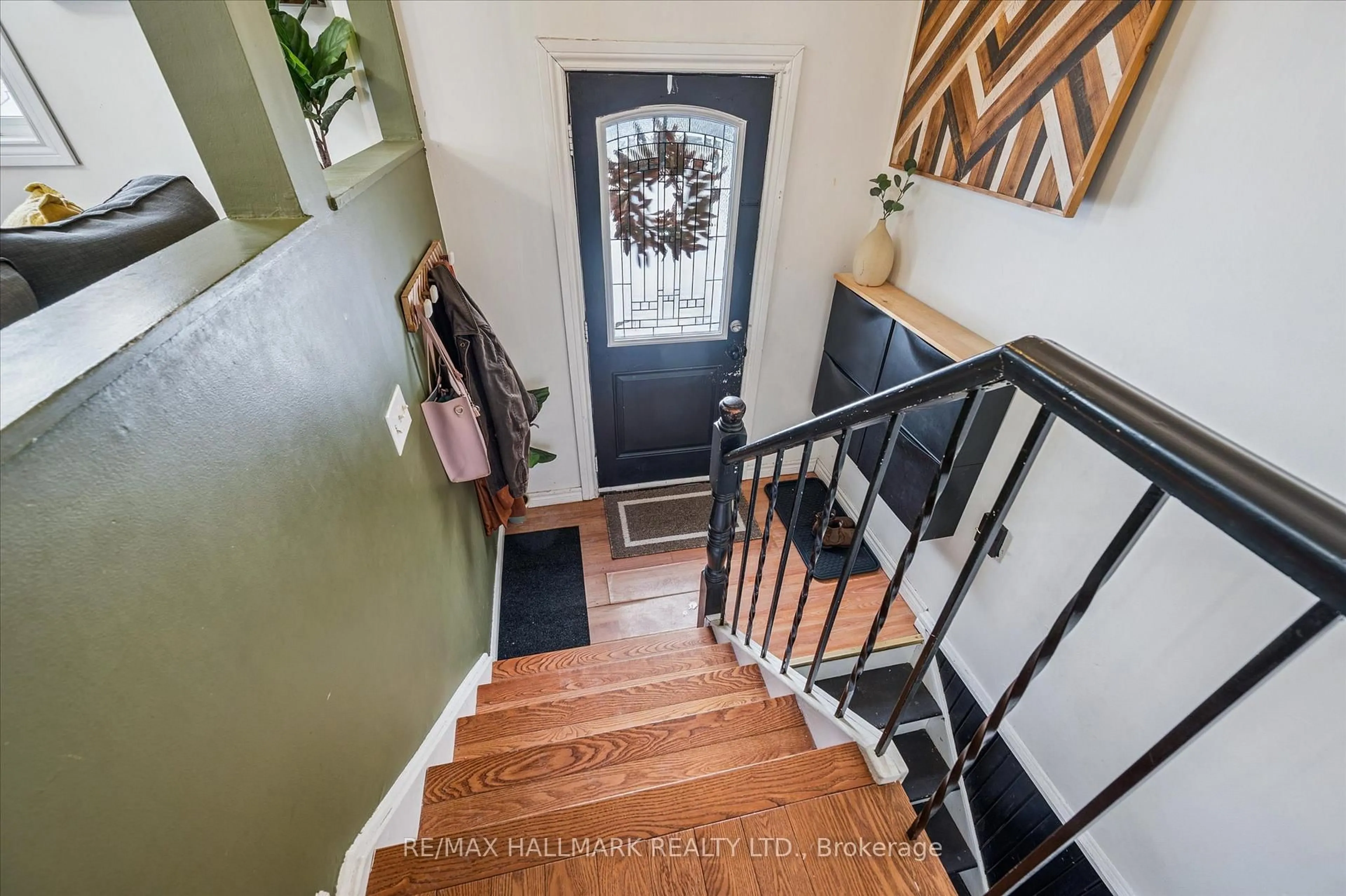 Indoor entryway for 139 Bradley St, Southgate Ontario N0C 1B0