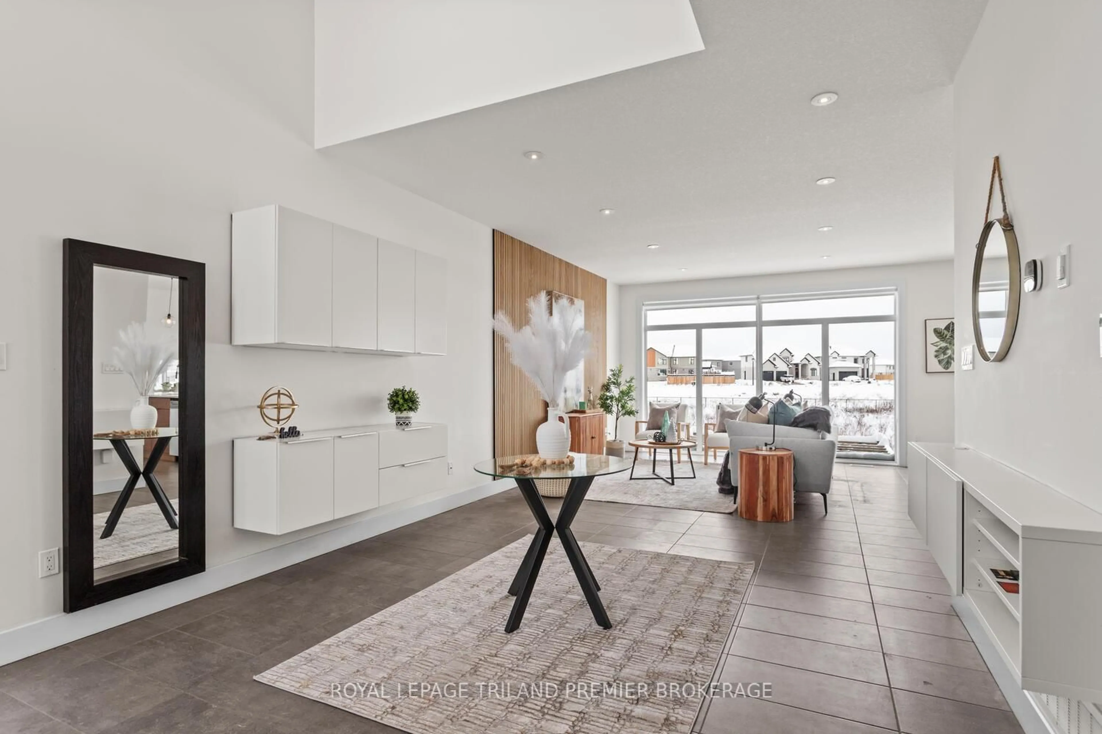 Indoor entryway for 2054 Wateroak Dr, London North Ontario N6G 5B4