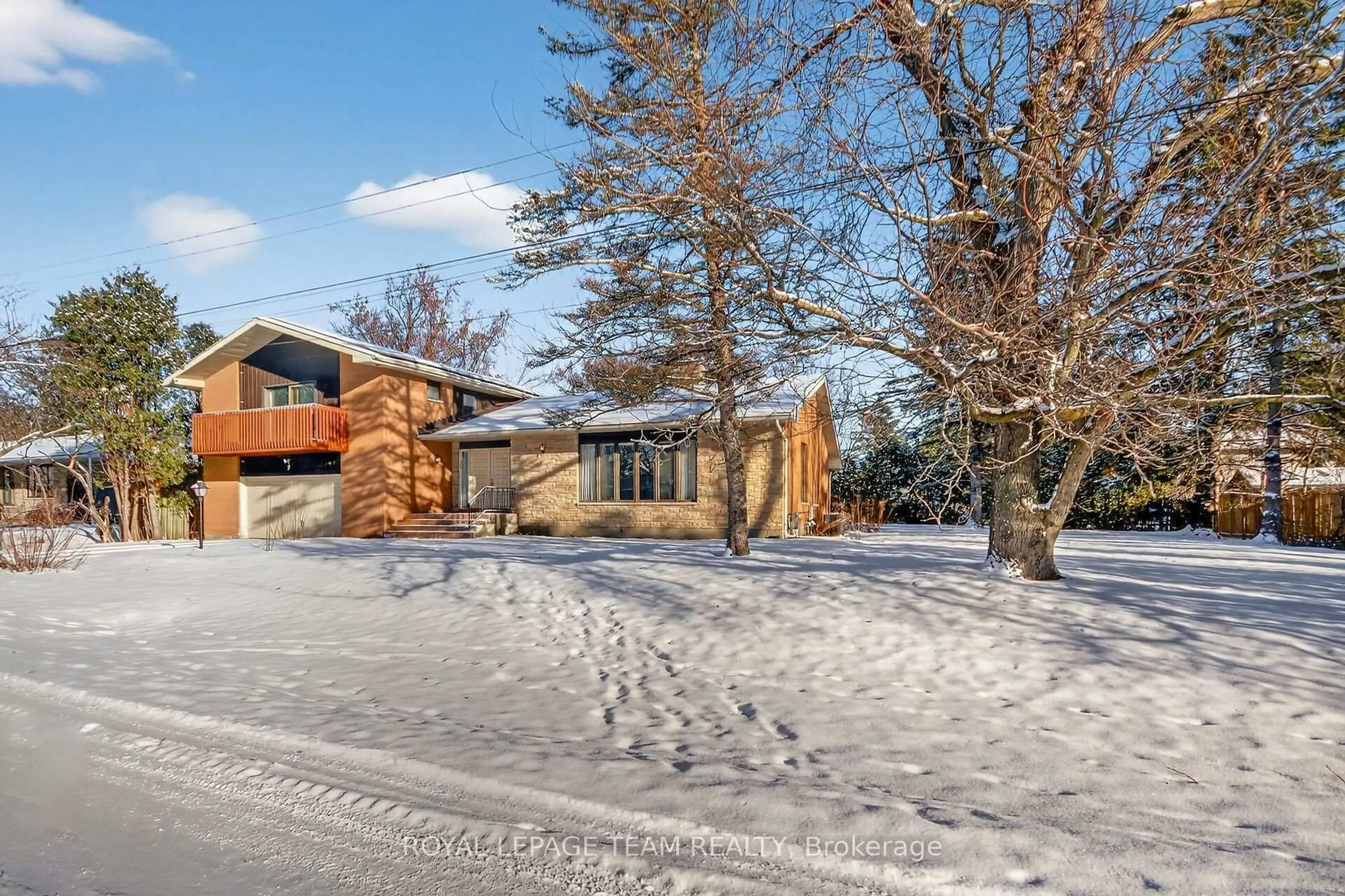 A pic from outside/outdoor area/front of a property/back of a property/a pic from drone, street for 7 Little Rd, Ottawa Ontario K1V 1H5