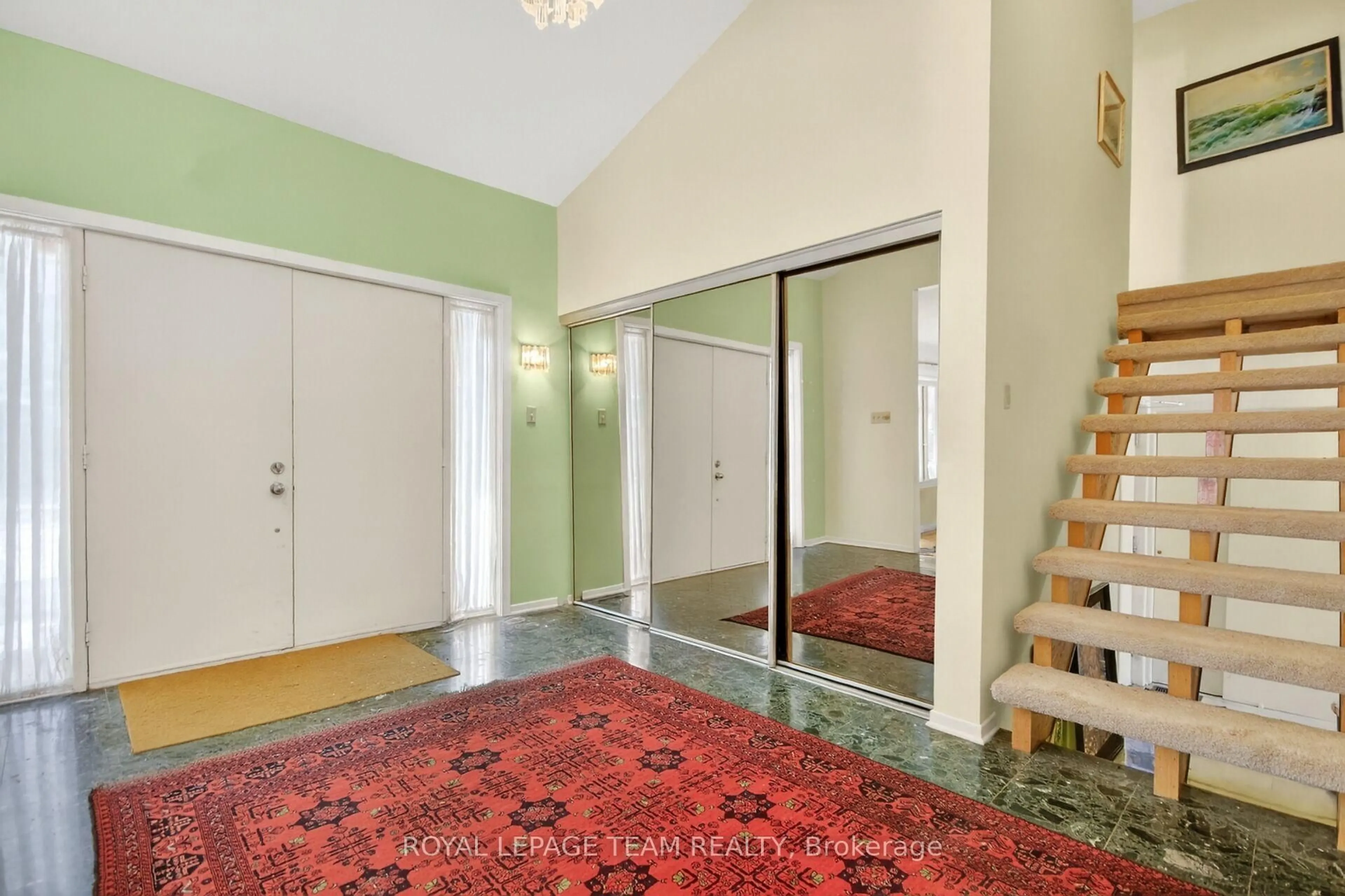 Indoor foyer for 7 Little Rd, Ottawa Ontario K1V 1H5