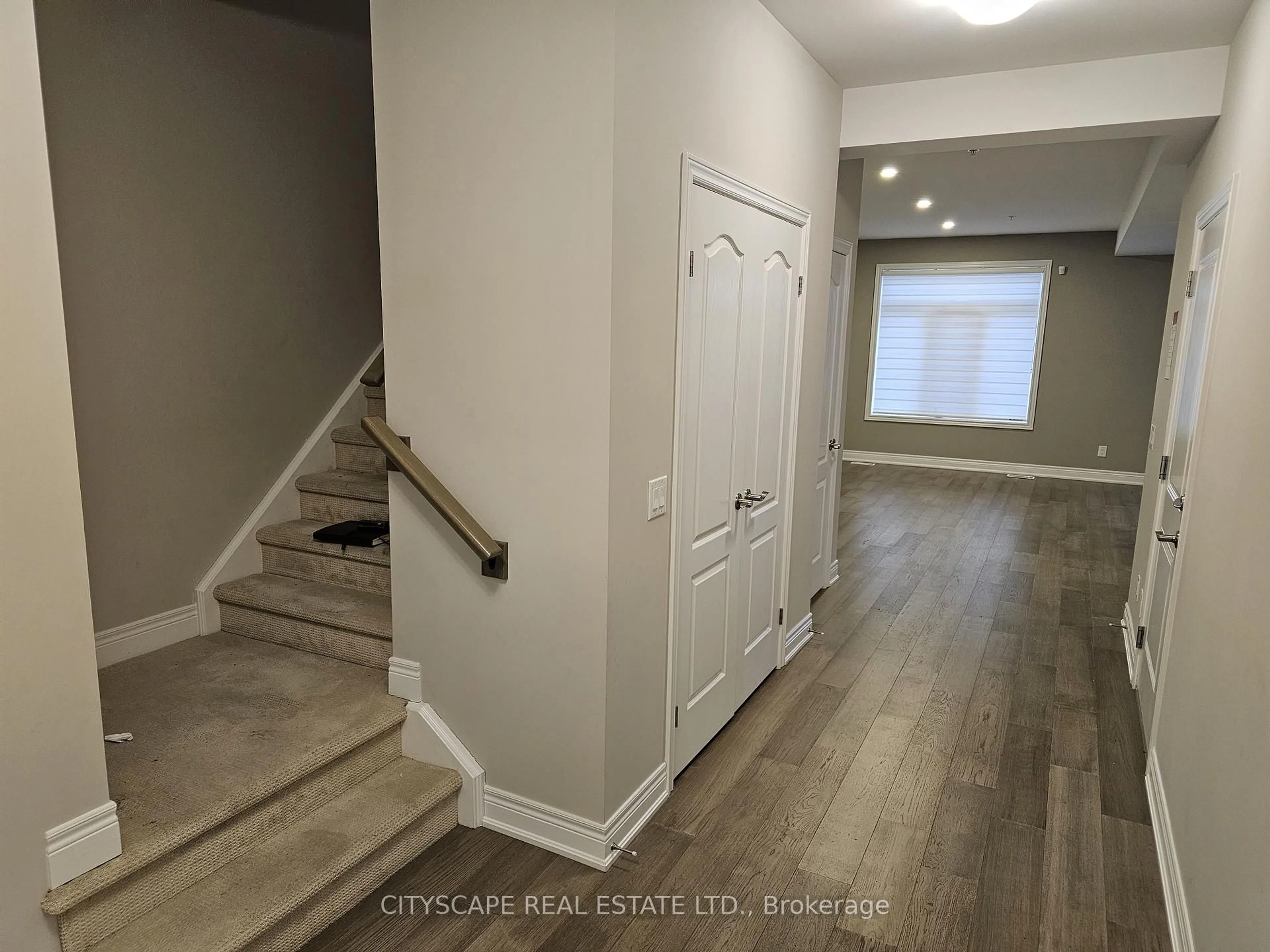 Indoor entryway for 31 Corbin St, St. Catharines Ontario L2P 0E8