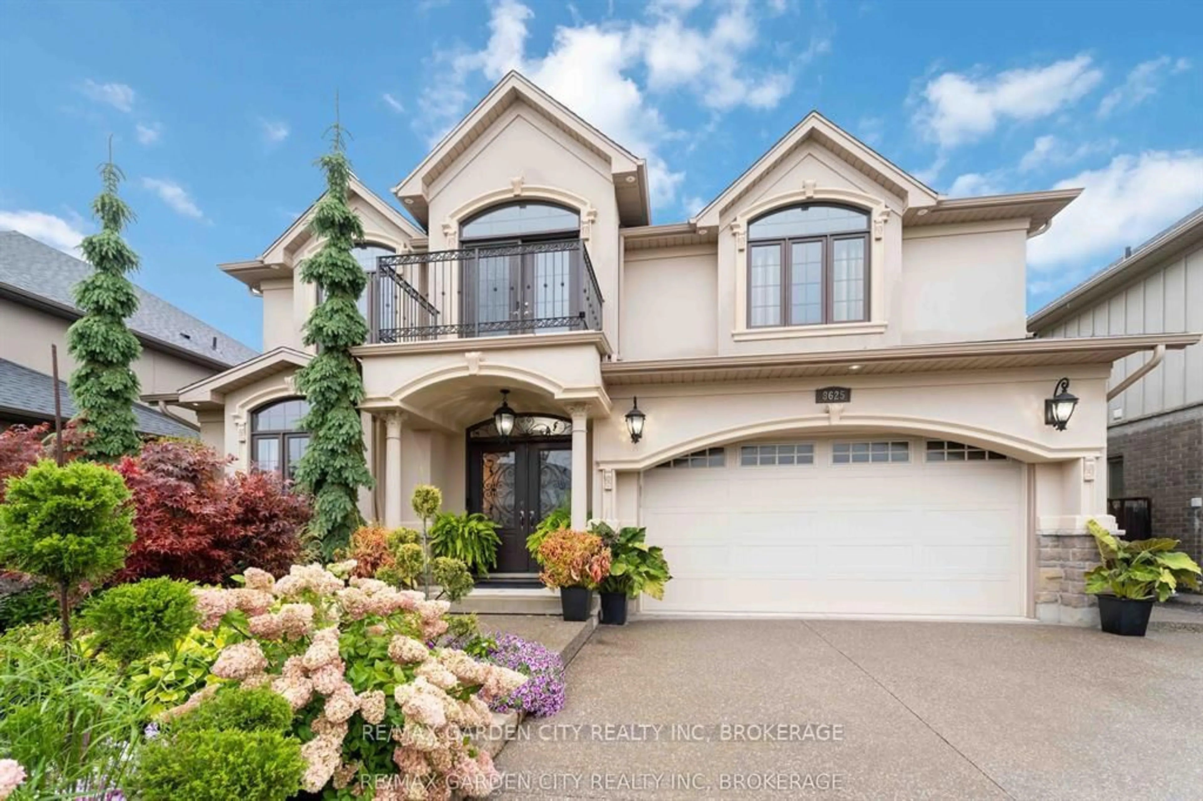 Home with vinyl exterior material, street for 8625 Angie Dr, Niagara Falls Ontario L2H 3W8