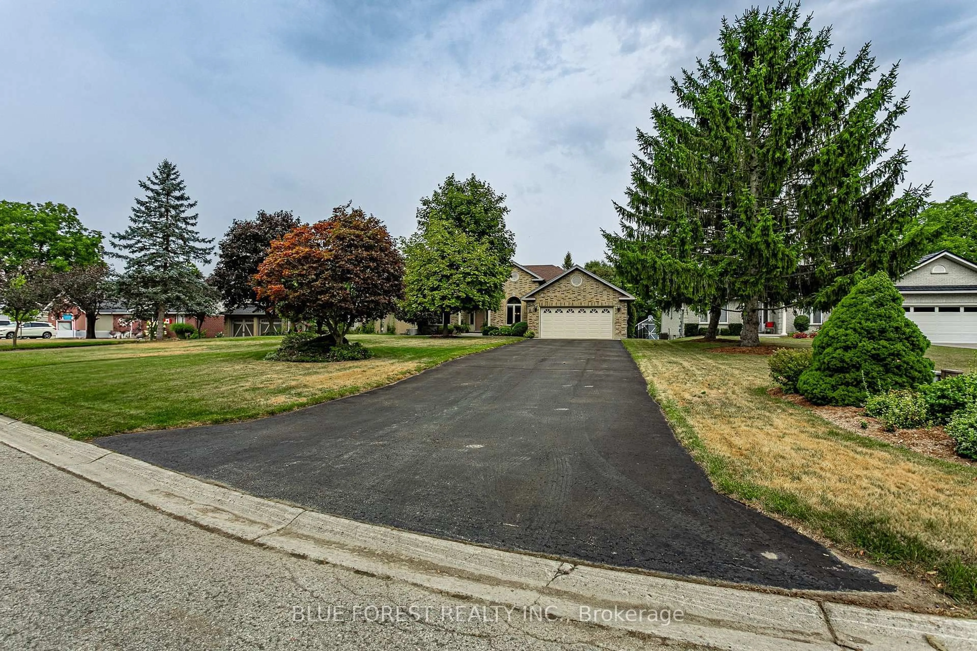 A pic from outside/outdoor area/front of a property/back of a property/a pic from drone, street for 15 Calvert Pl, Thames Centre Ontario N0L 1G3
