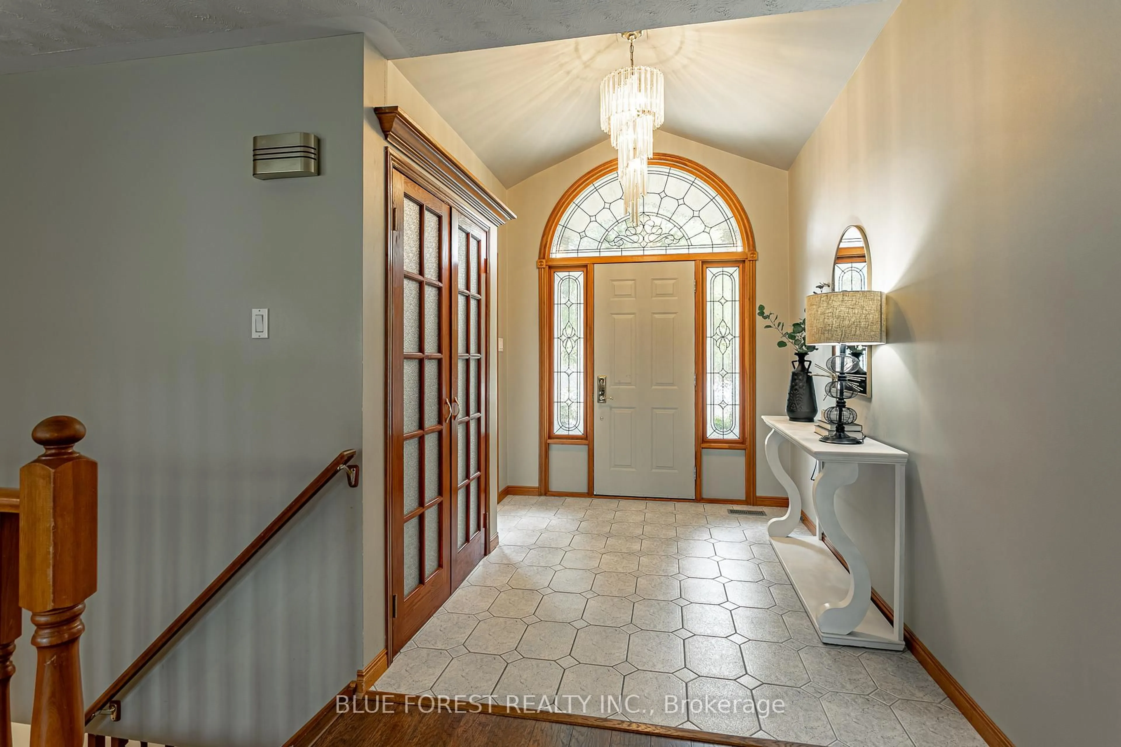 Indoor entryway for 15 Calvert Pl, Thames Centre Ontario N0L 1G3