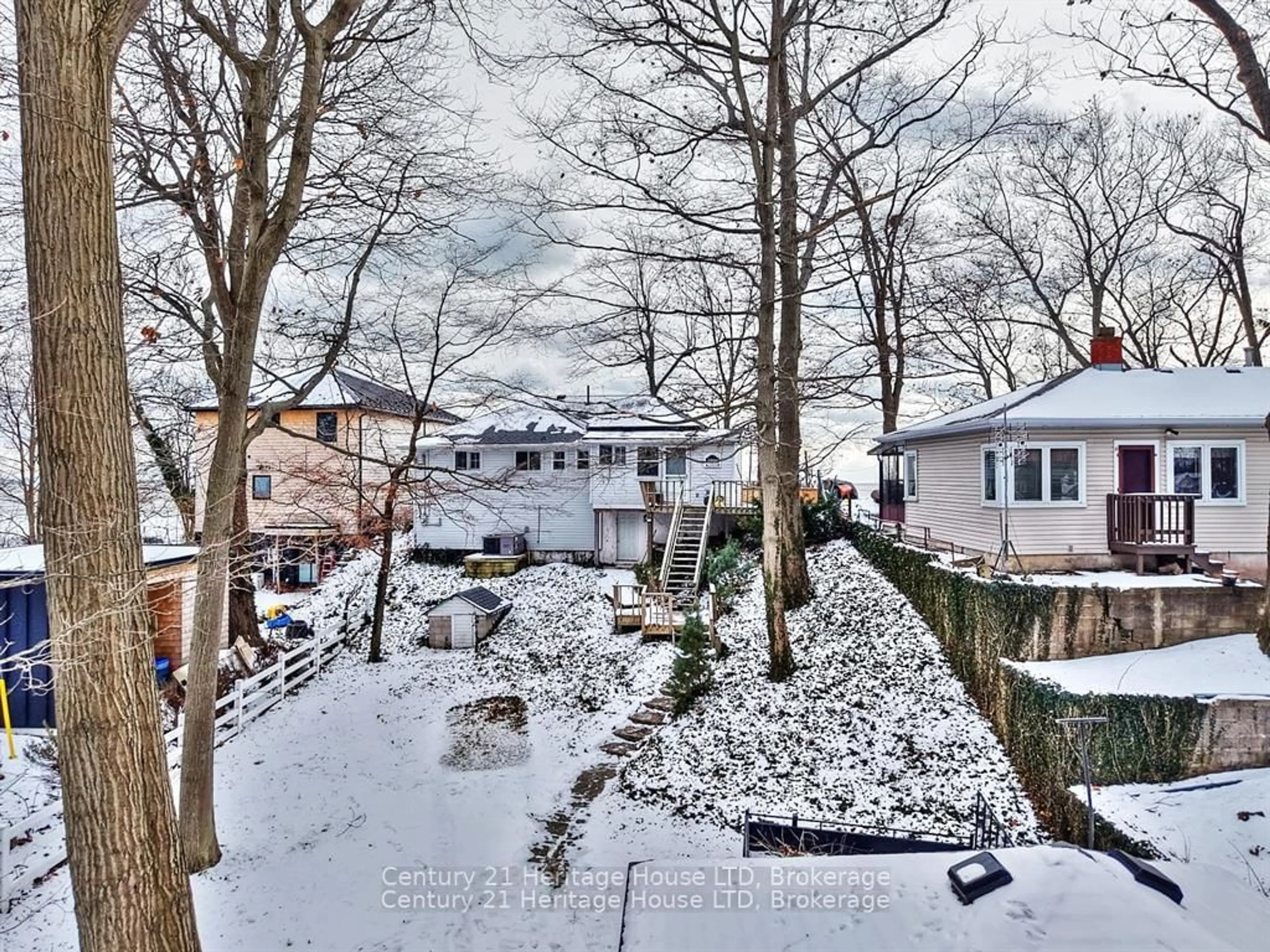 A pic from outside/outdoor area/front of a property/back of a property/a pic from drone, unknown for 2901 Vimy Rd, Port Colborne Ontario L3K 5V3