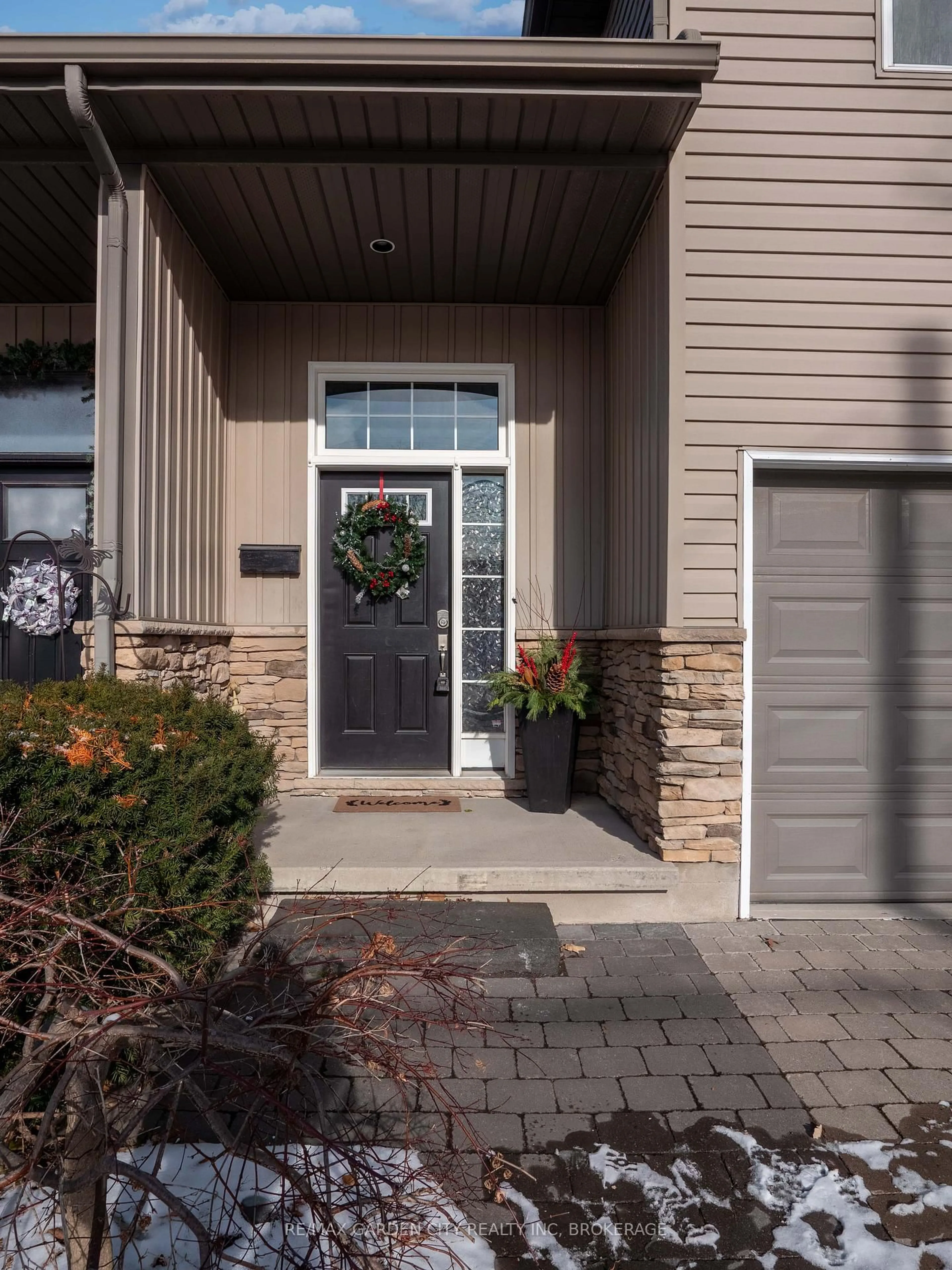 Indoor entryway for 629 BROADWAY Ave, Welland Ontario L3C 5M6