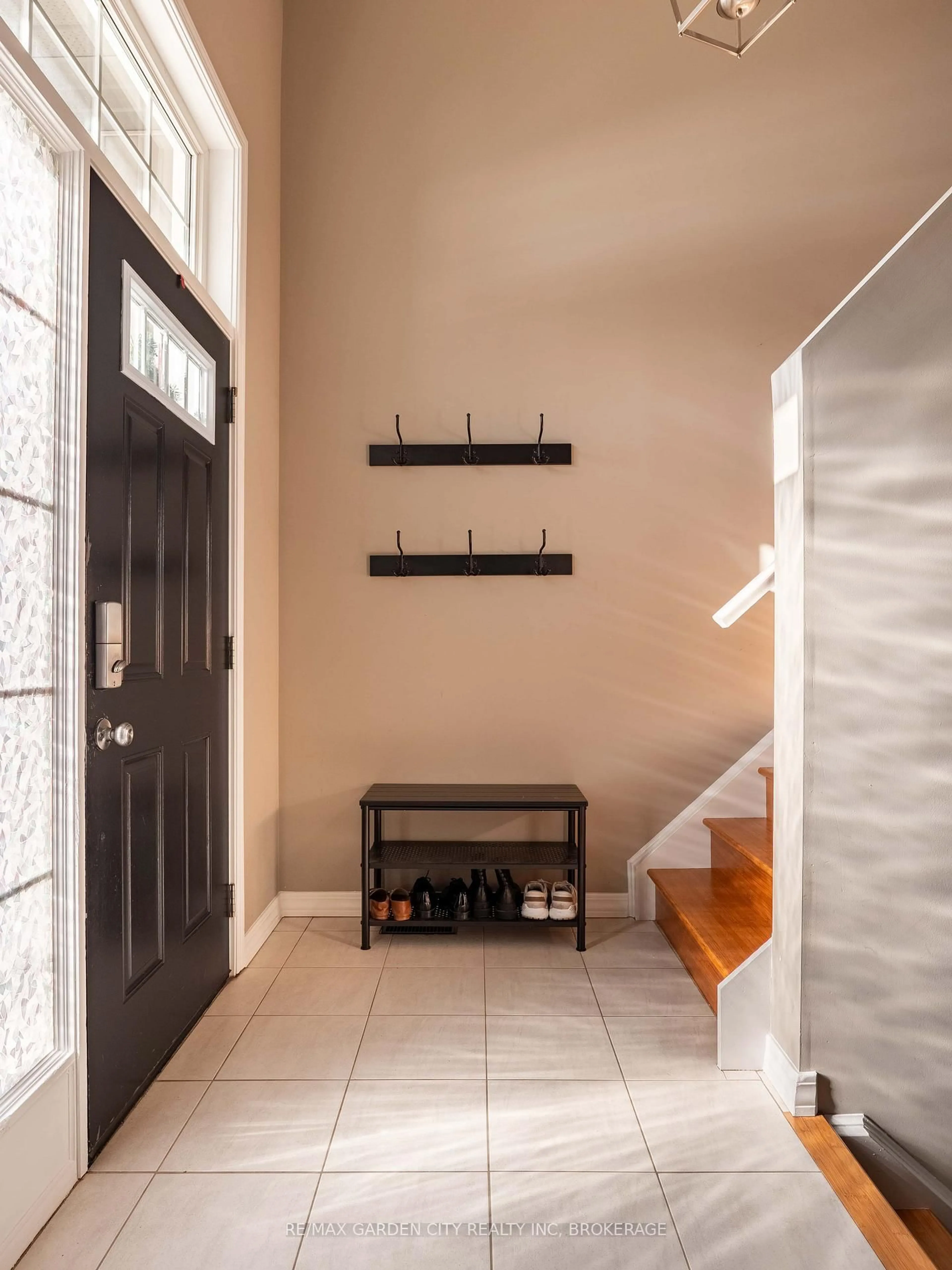 Indoor entryway for 629 BROADWAY Ave, Welland Ontario L3C 5M6