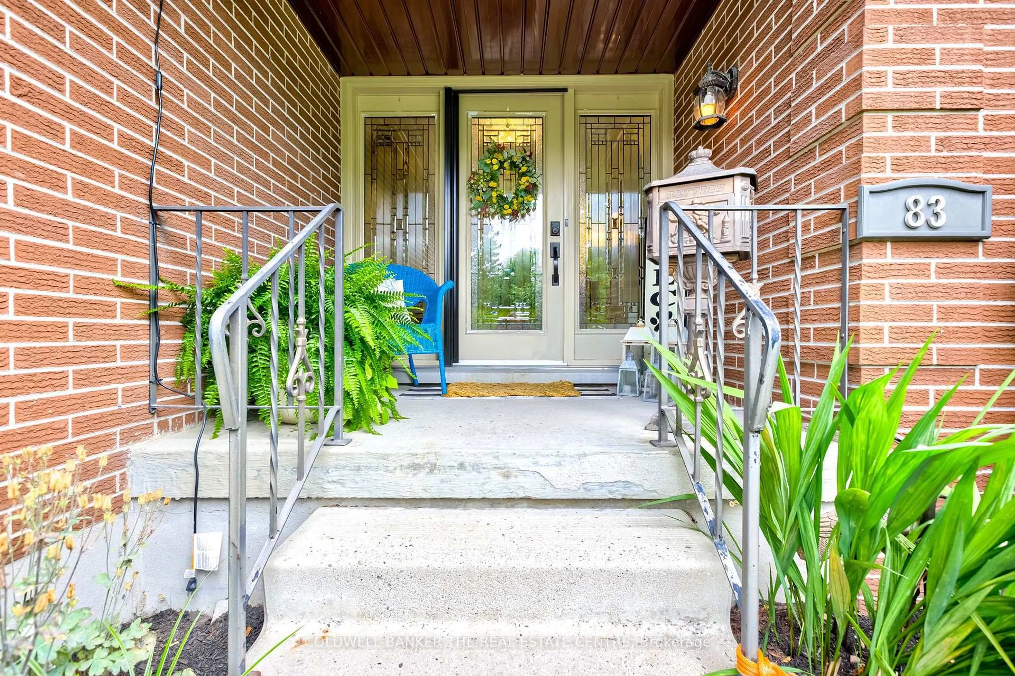 Indoor entryway for 83 Inwood Cres, Kitchener Ontario N2M 2L9