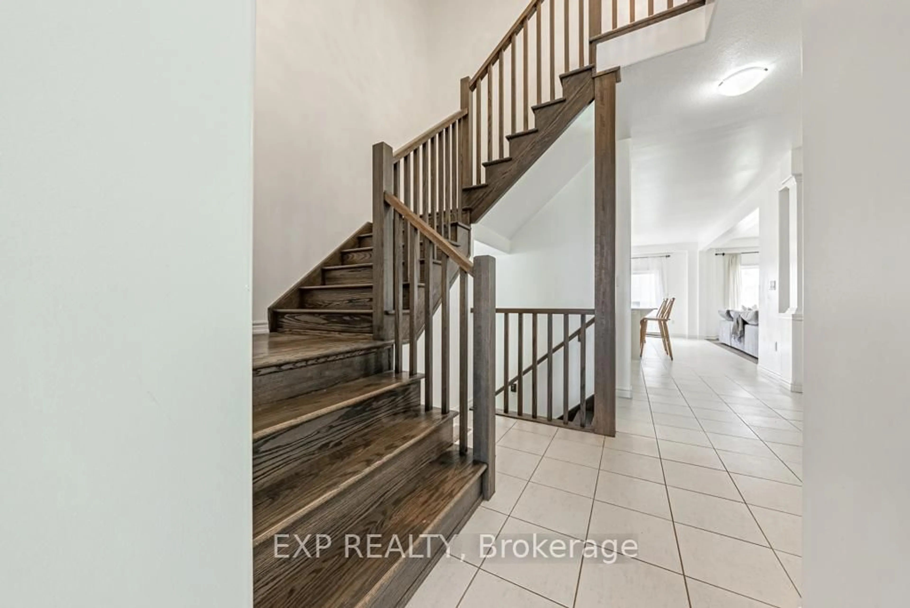 Indoor entryway for 462 Blackburn Dr, Brantford Ontario N3T 6S8