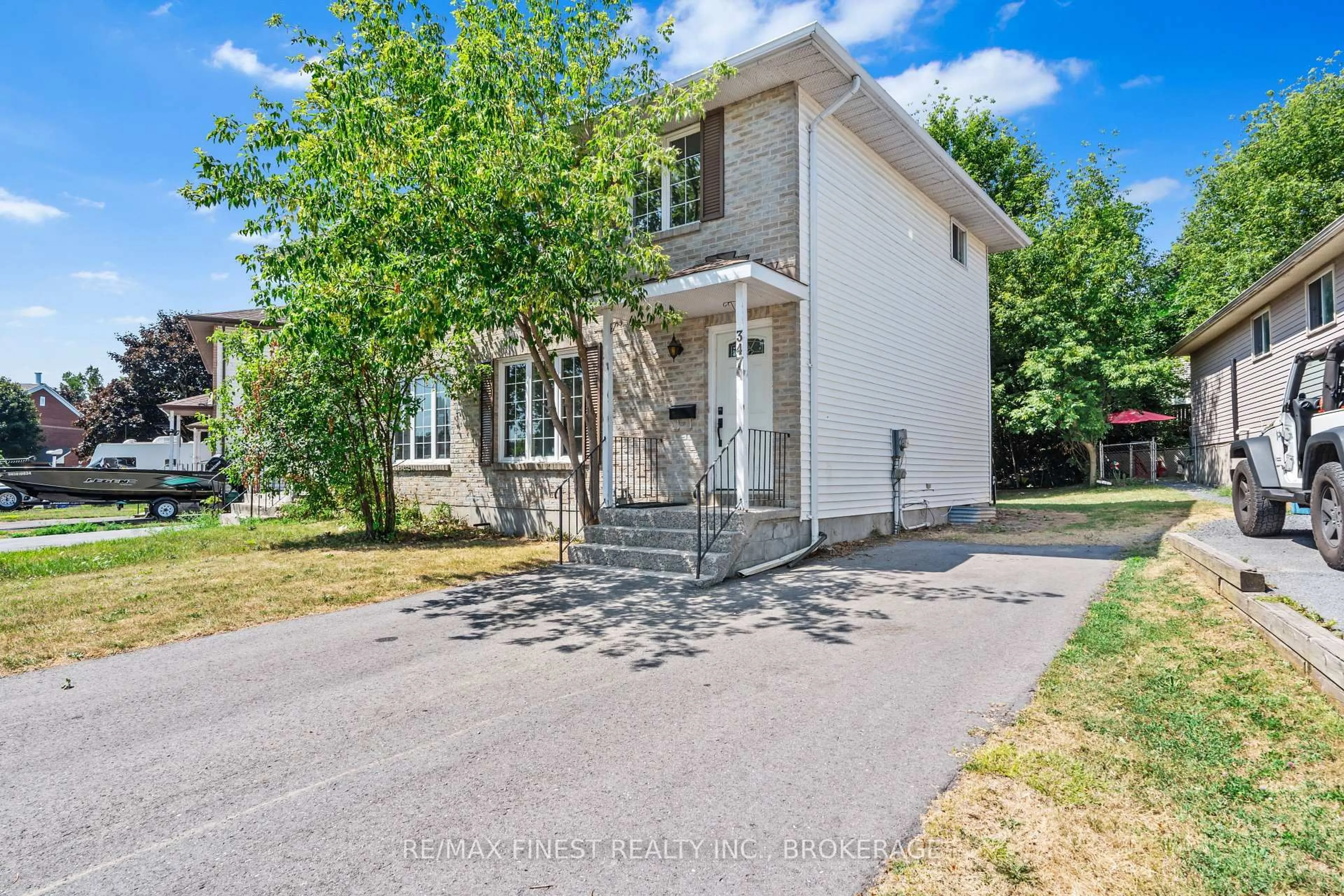 A pic from outside/outdoor area/front of a property/back of a property/a pic from drone, street for 347 Kingsdale Ave, Kingston Ontario K7M 7Z1