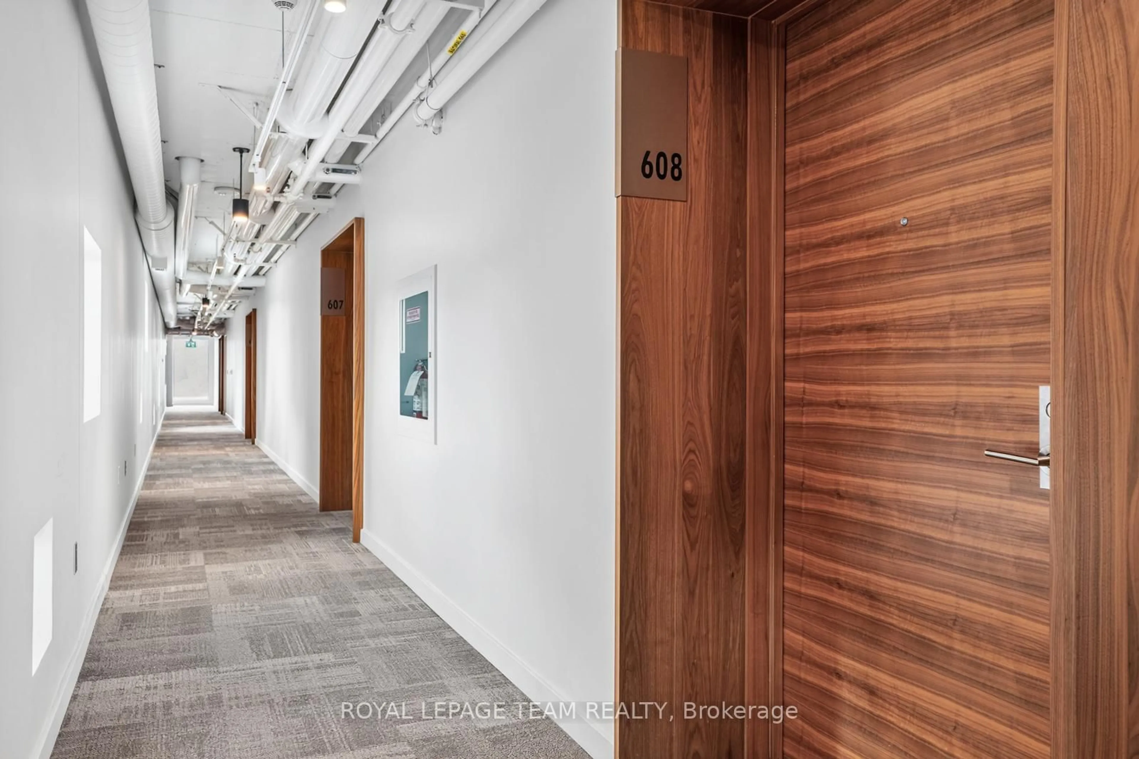 Indoor foyer for 135 Barrette St #608, Ottawa Ontario K1L 7Z9