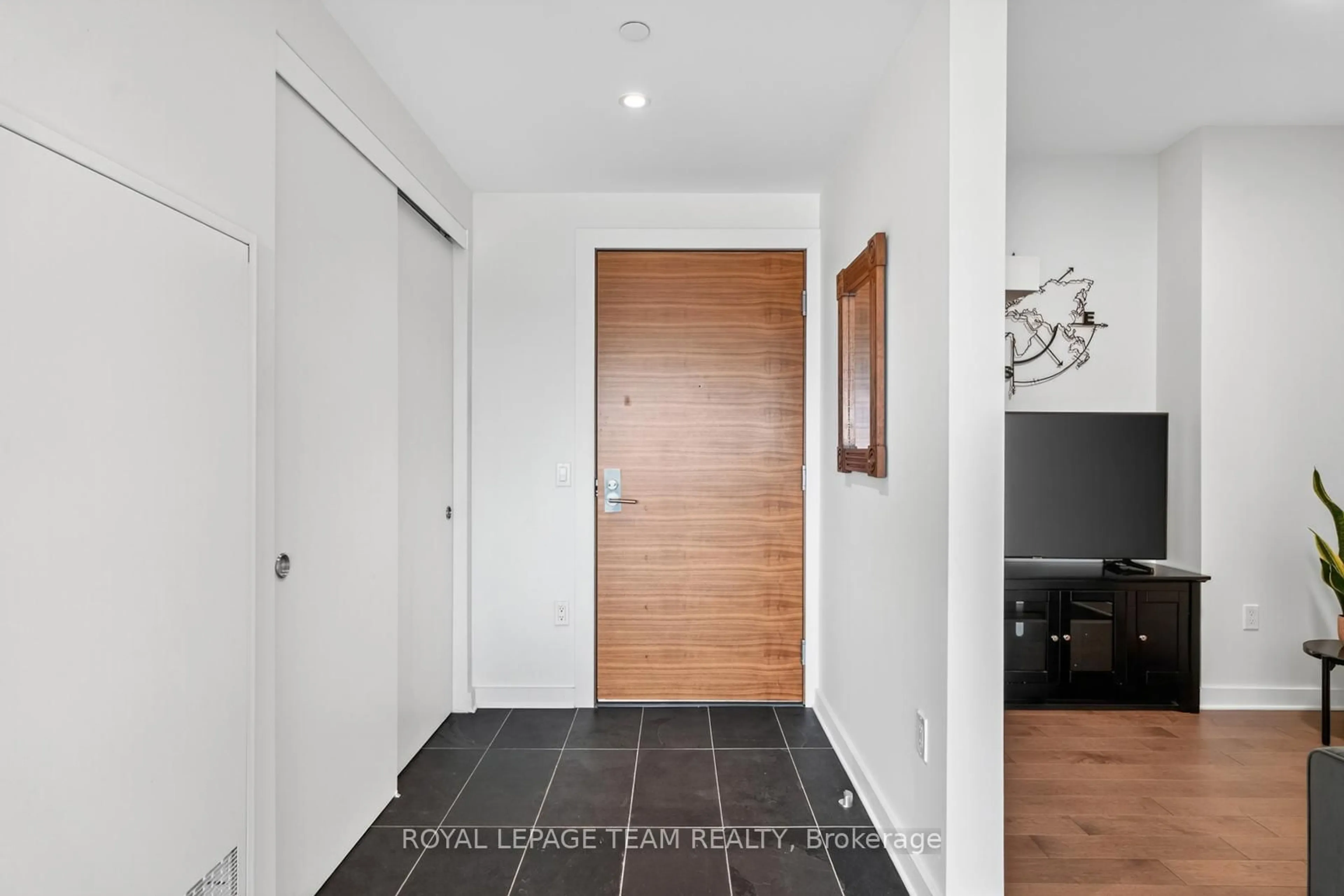 Indoor entryway for 135 Barrette St #608, Ottawa Ontario K1L 7Z9