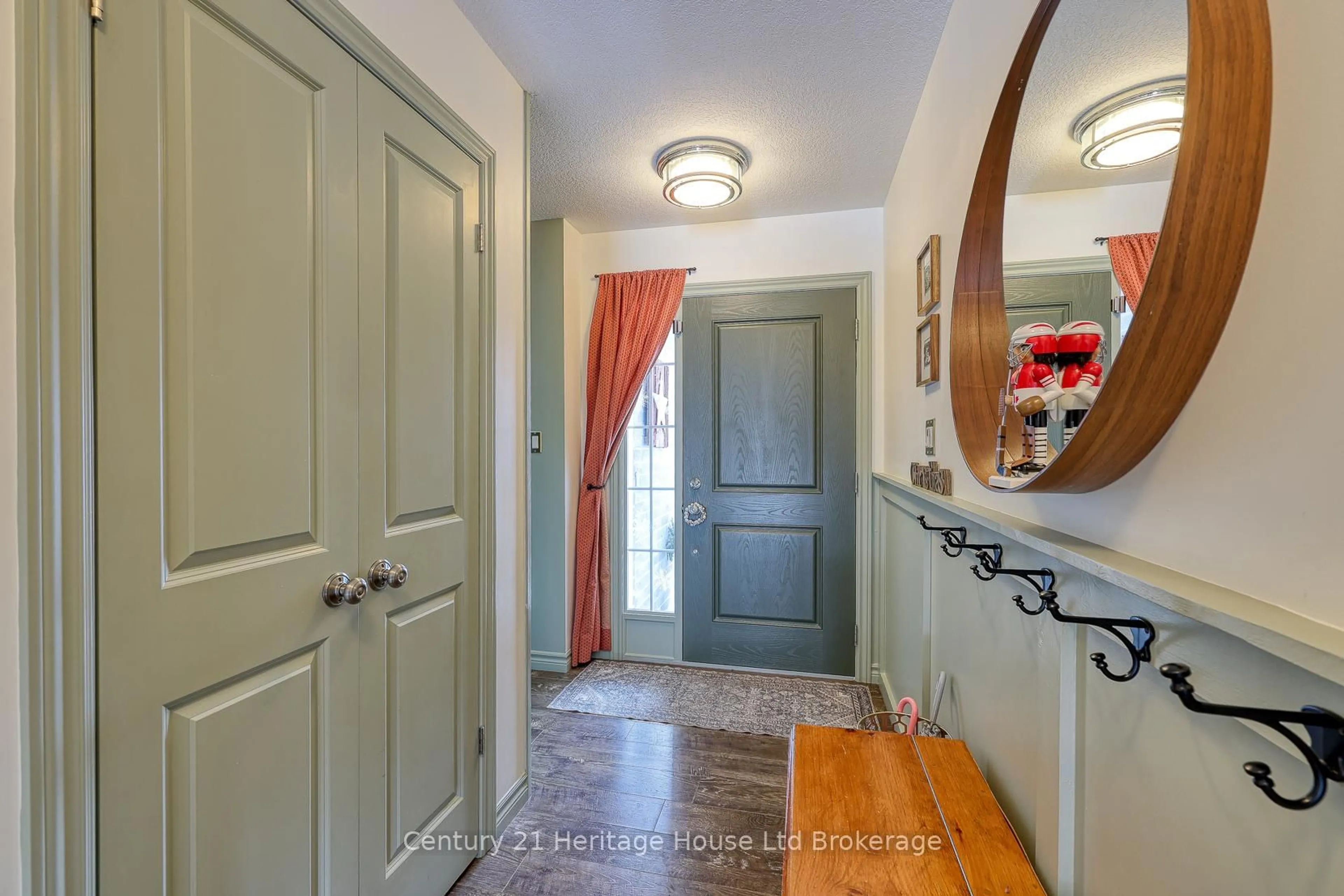 Indoor entryway for 72 Pearl St, Tillsonburg Ontario N4G 0A2