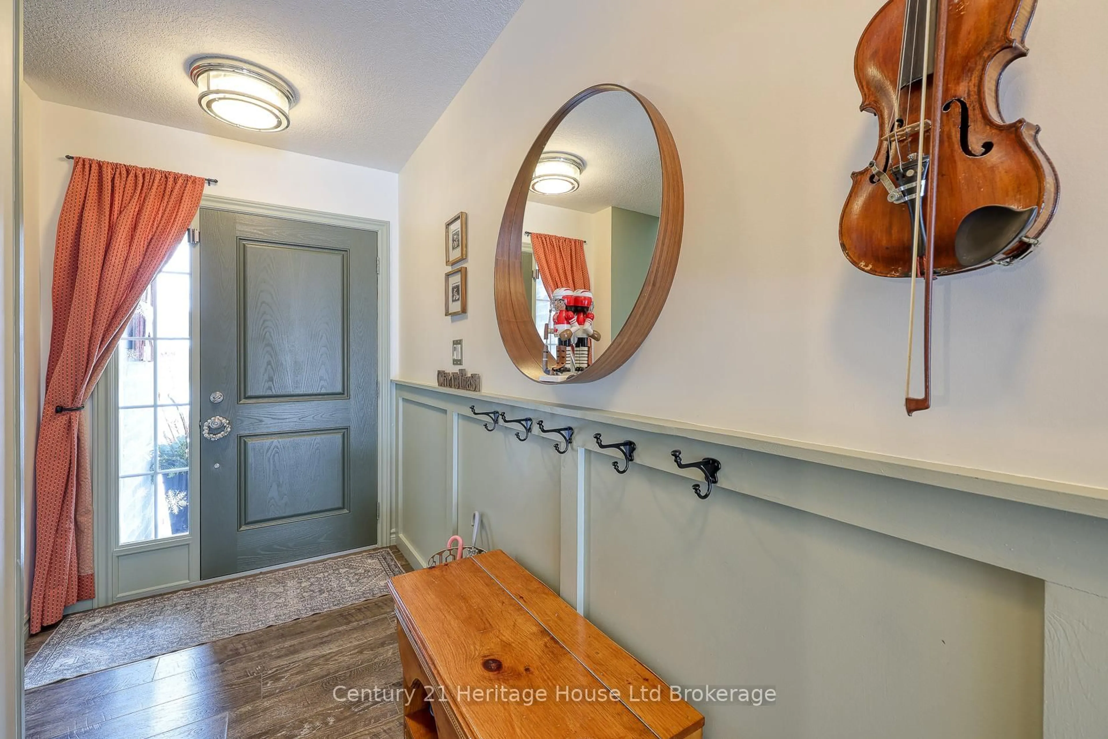 Indoor entryway for 72 Pearl St, Tillsonburg Ontario N4G 0A2