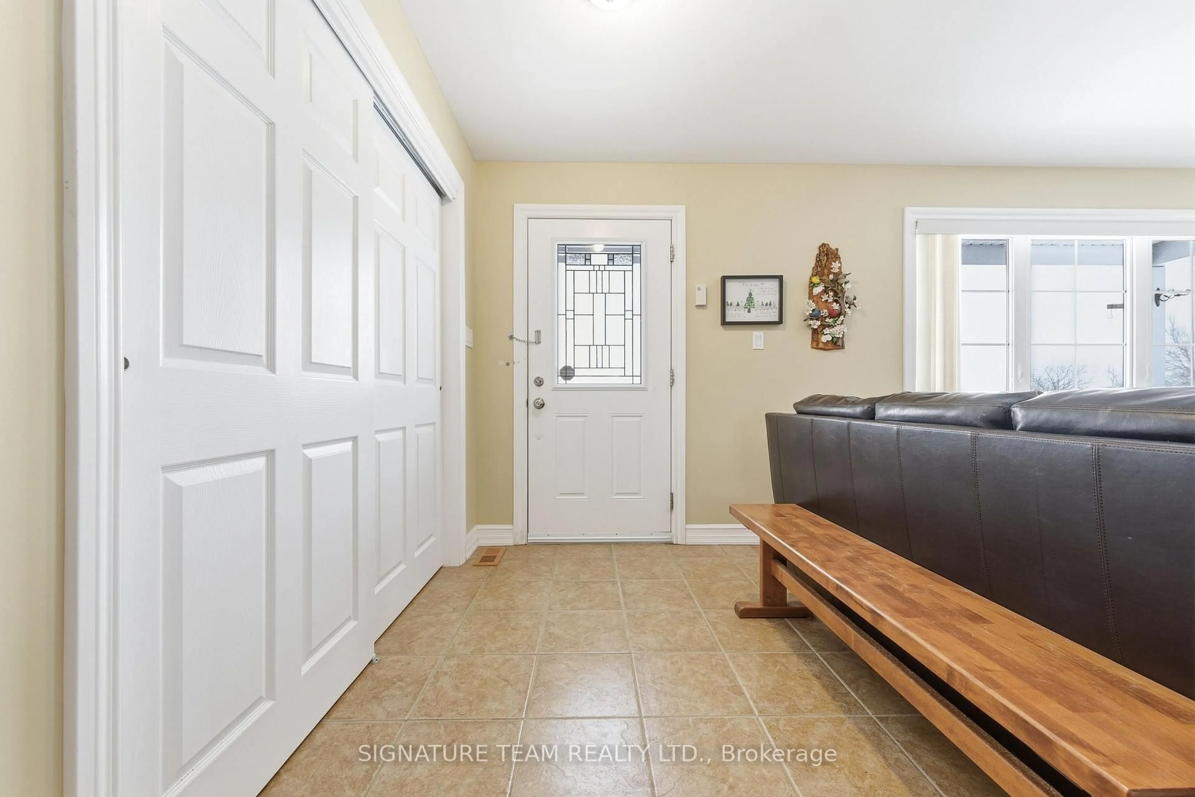Indoor entryway for 1637 Scotch Bush Rd, Douglas Ontario K0J 1S0