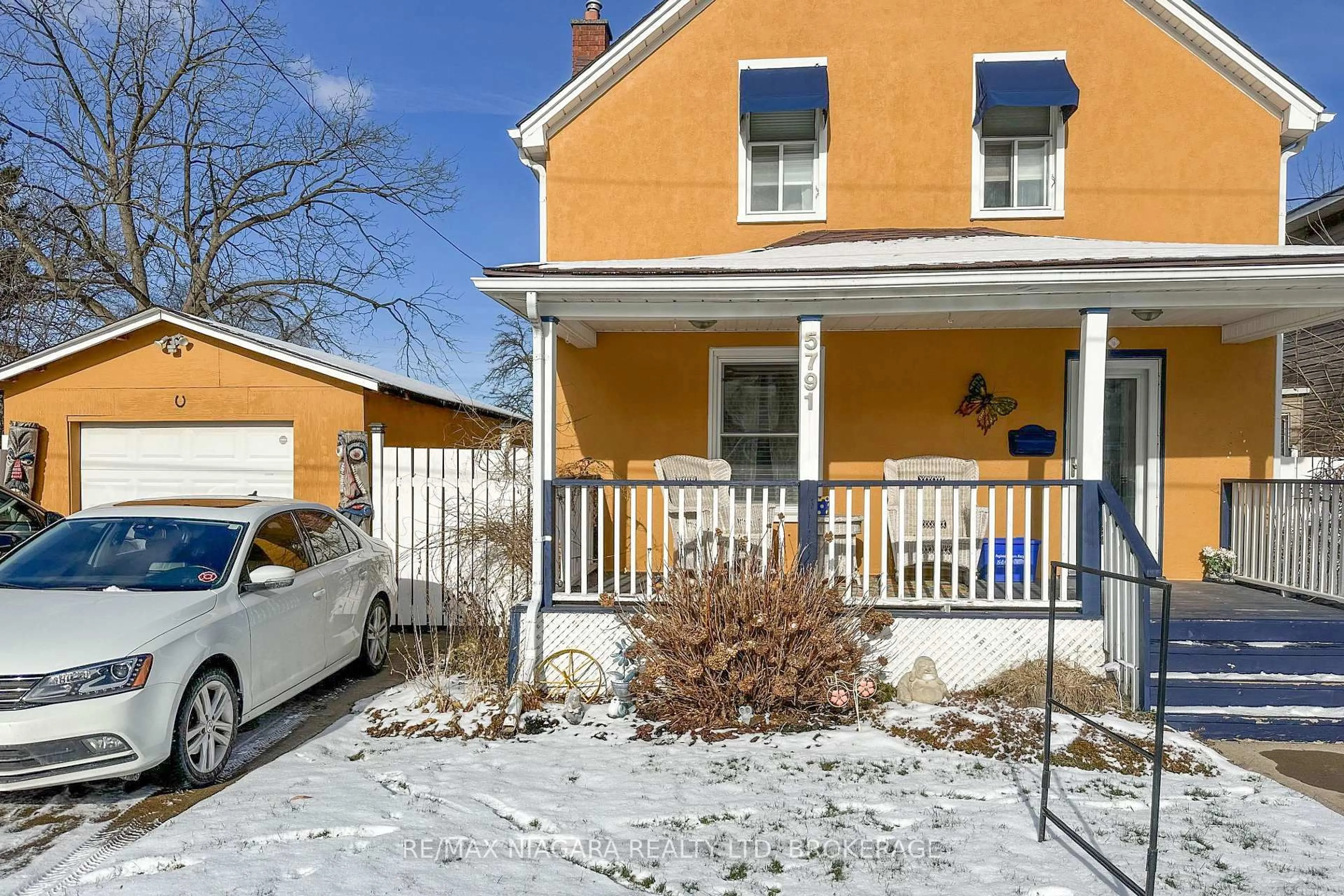 A pic from outside/outdoor area/front of a property/back of a property/a pic from drone, street for 5791 Emery St, Niagara Falls Ontario L2G 1L8