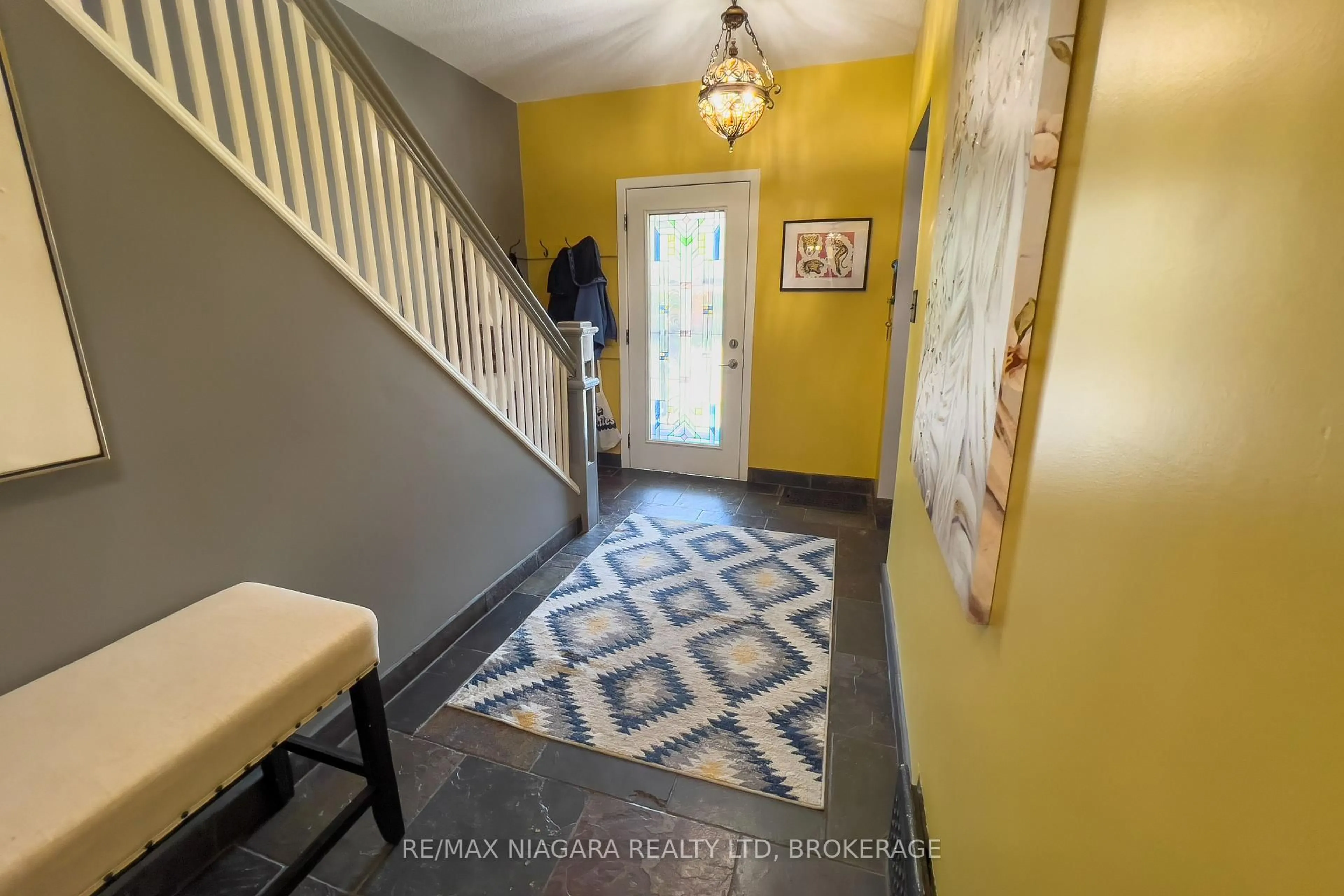 Indoor entryway for 5791 Emery St, Niagara Falls Ontario L2G 1L8