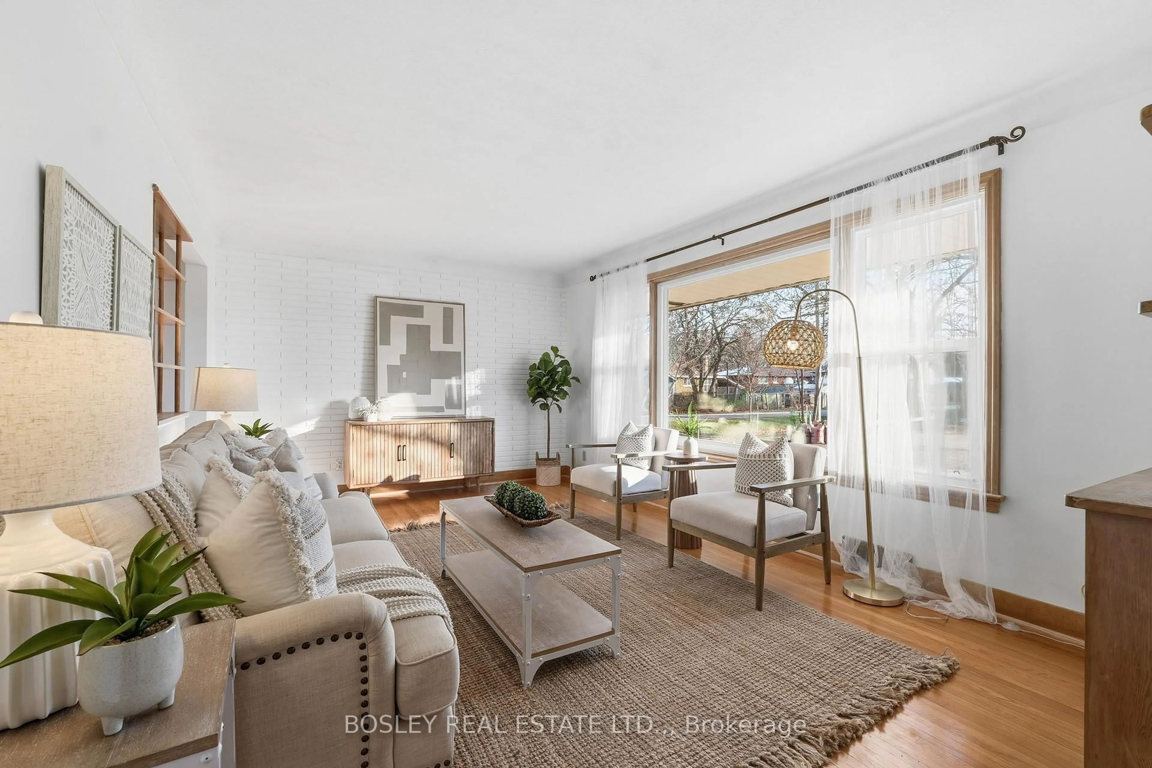 Living room with furniture, unknown for 33 Tamarack Ave, St. Catharines Ontario L3M 3C1