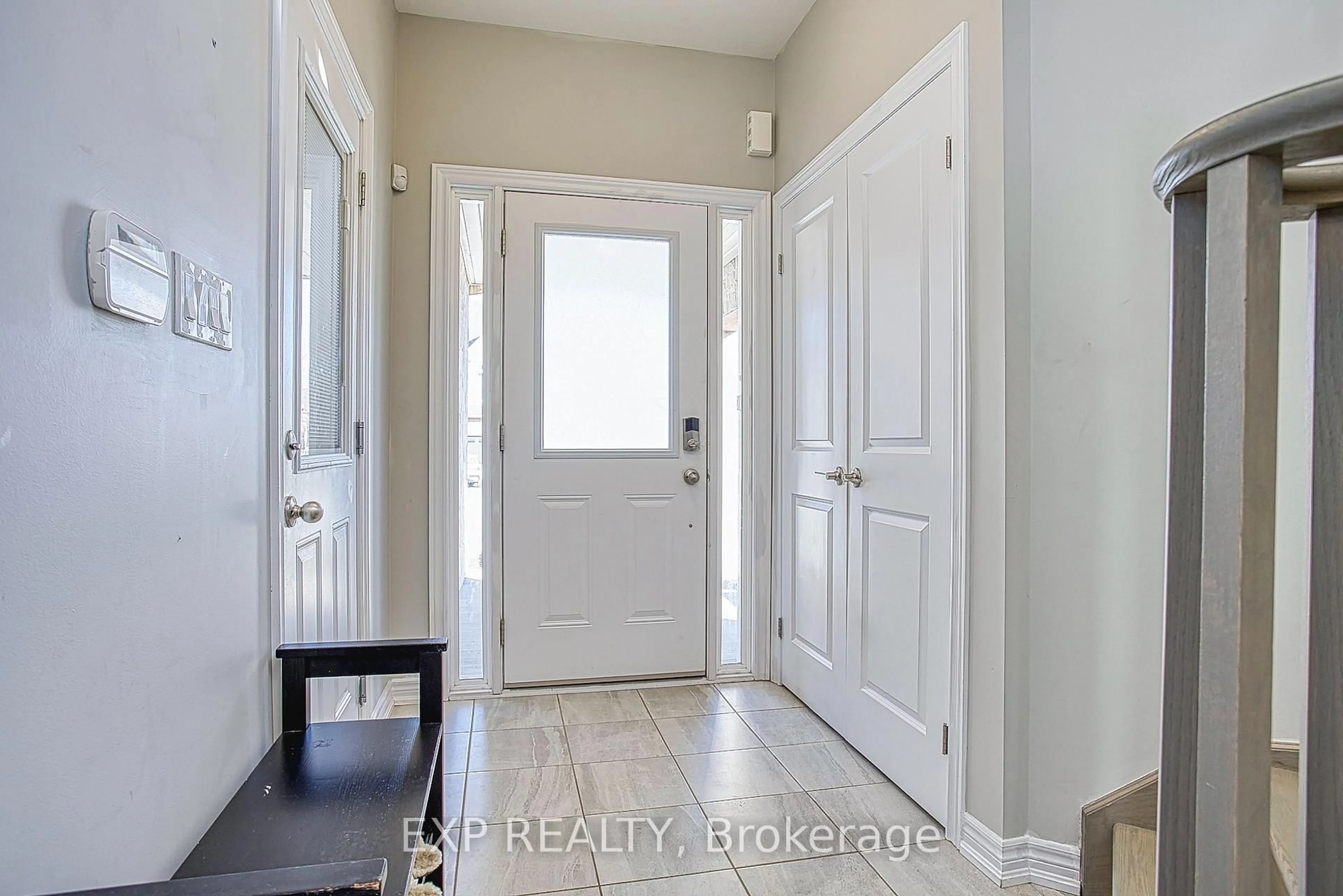 Indoor entryway for 130 Sonoma Lane, Hamilton Ontario L8E 0J9
