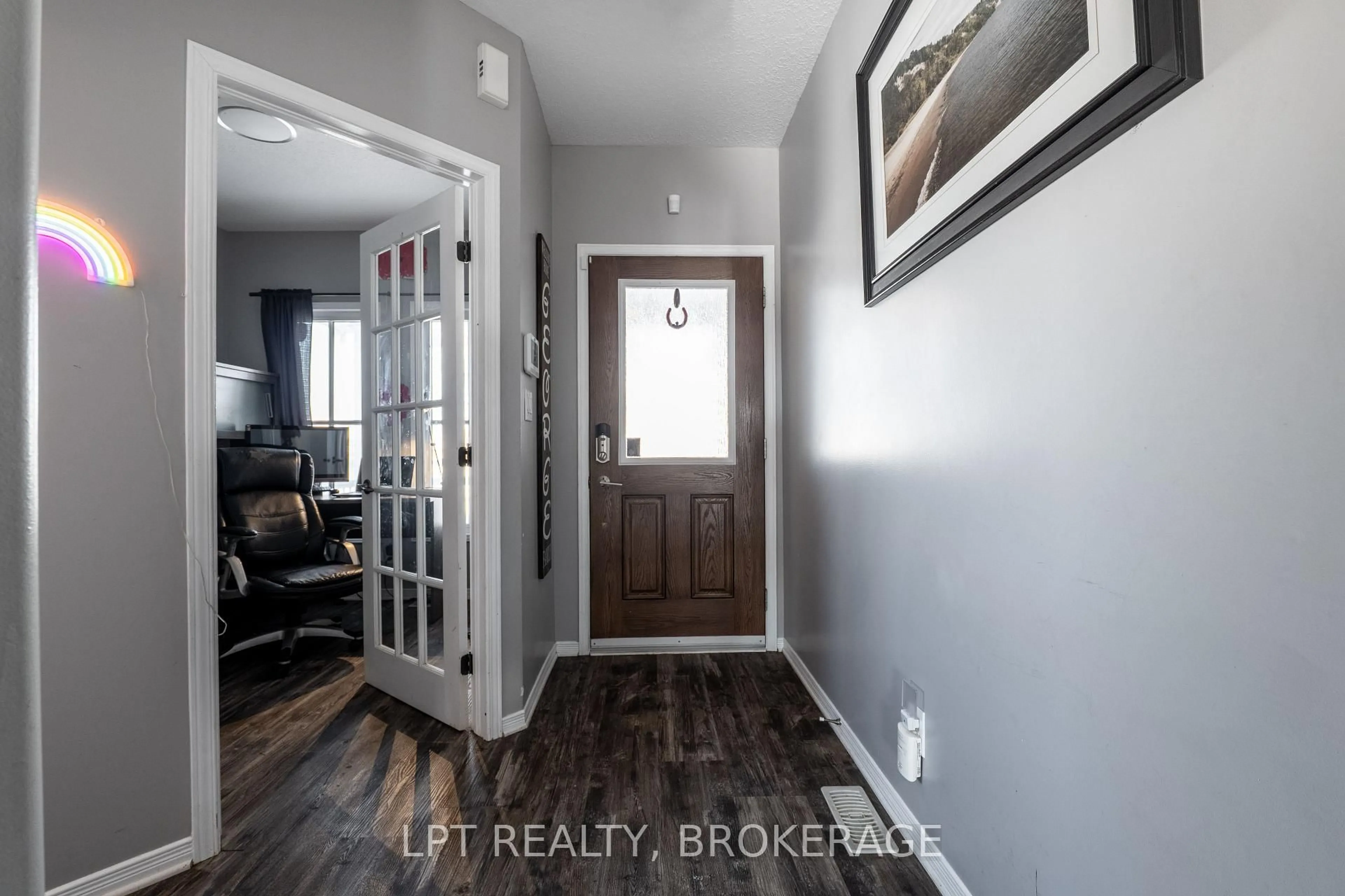 Indoor entryway for 487 Mccallum St, Kingston Ontario K7K 0B3