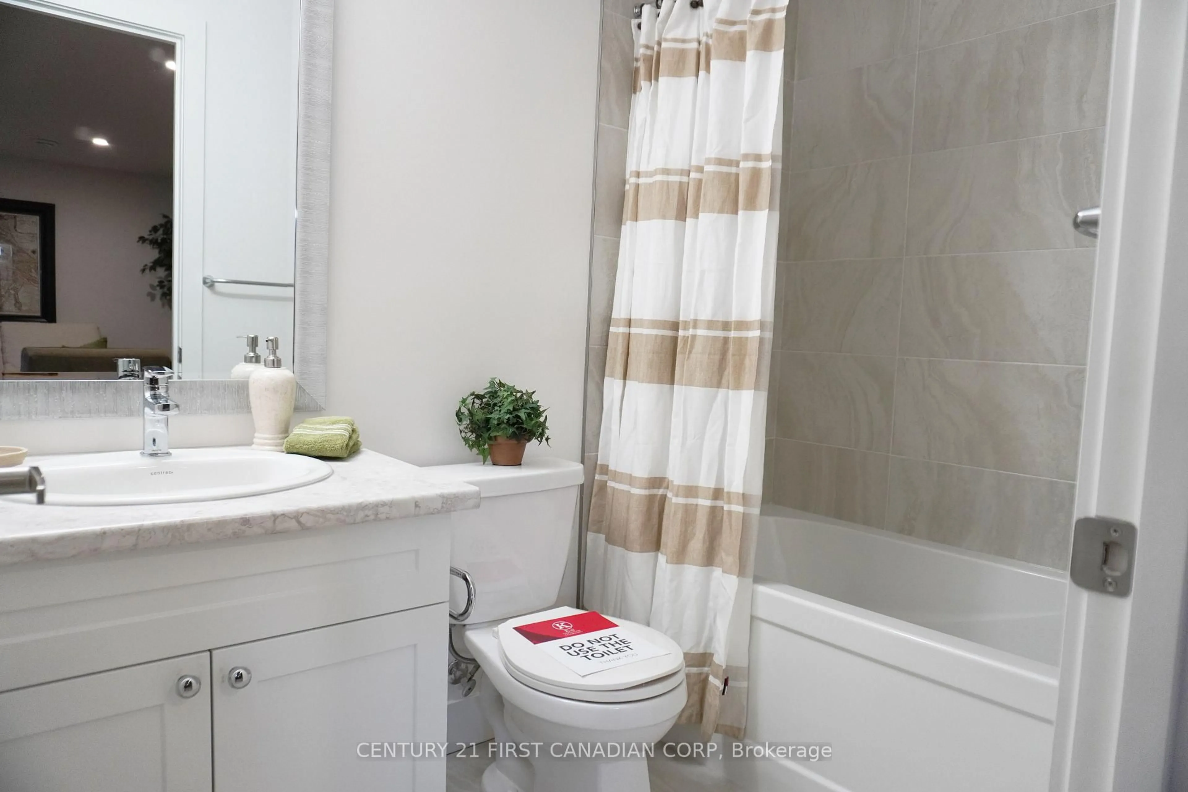 Standard bathroom, ceramic/tile floor for 1960 EVANS Blvd #45, London South Ontario N6M 0A2