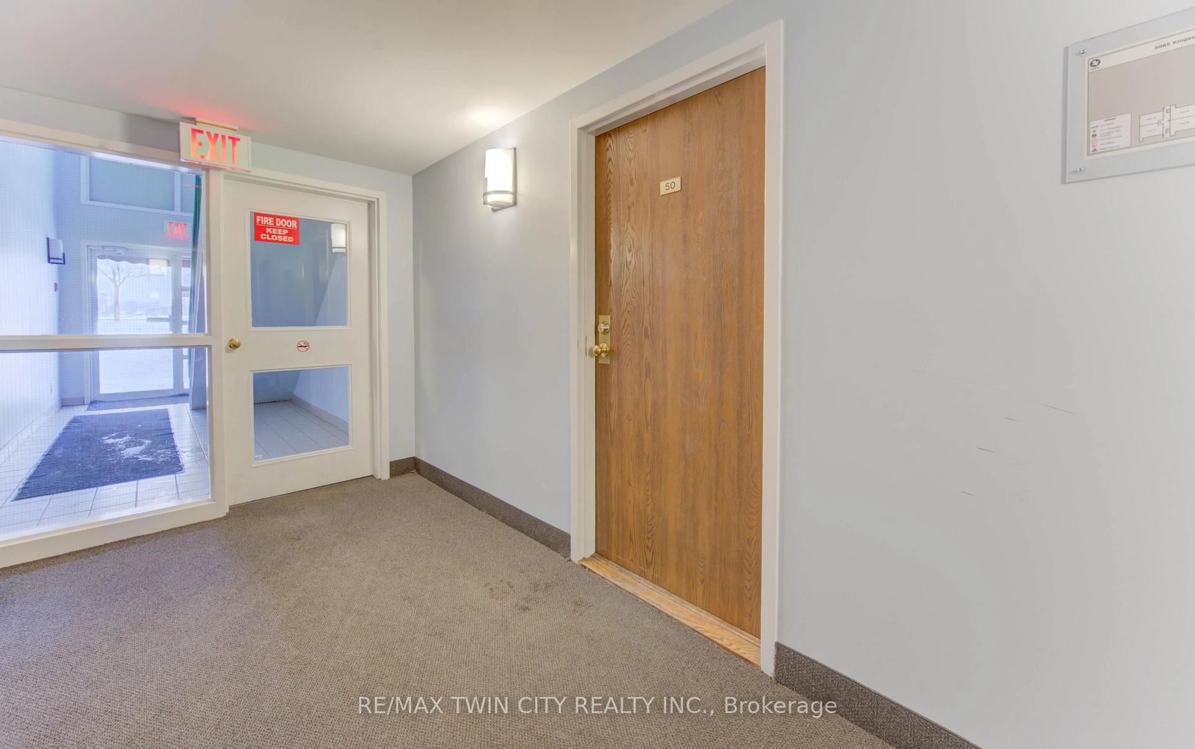 Indoor foyer for 3085 Kingsway Dr #50, Waterloo Ontario N2C 2P2