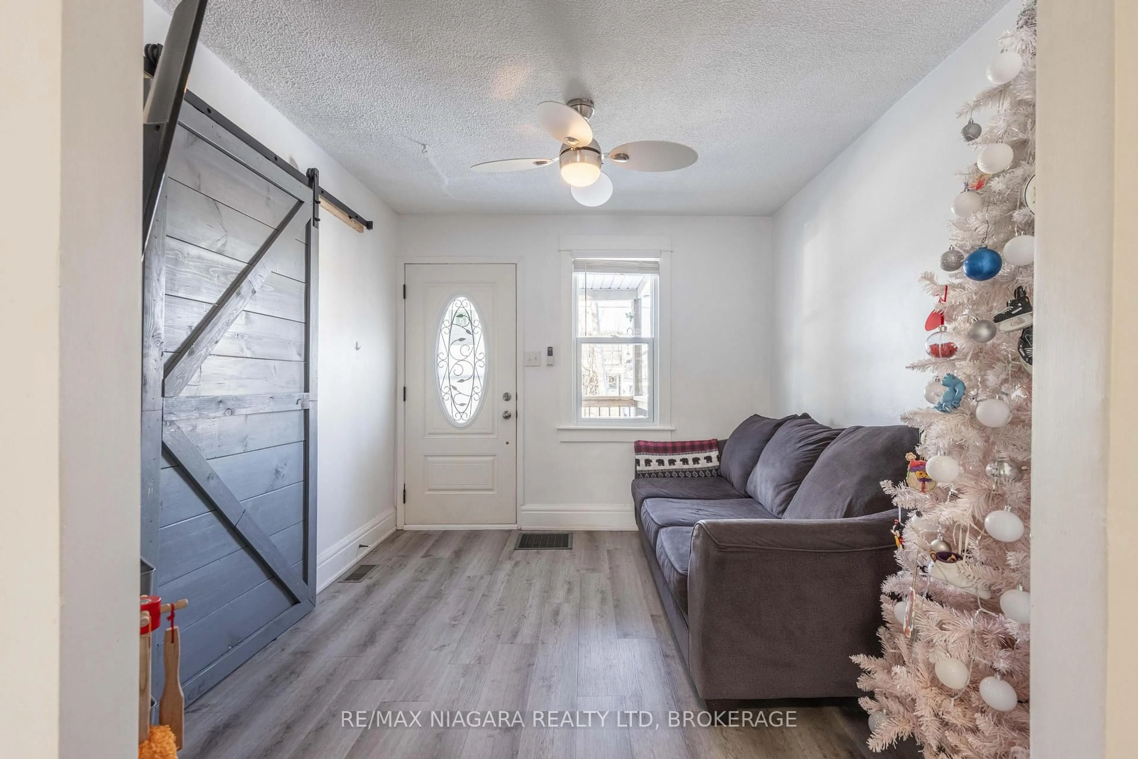 Indoor entryway for 110 McAlpine Ave, Welland Ontario L3B 1T6