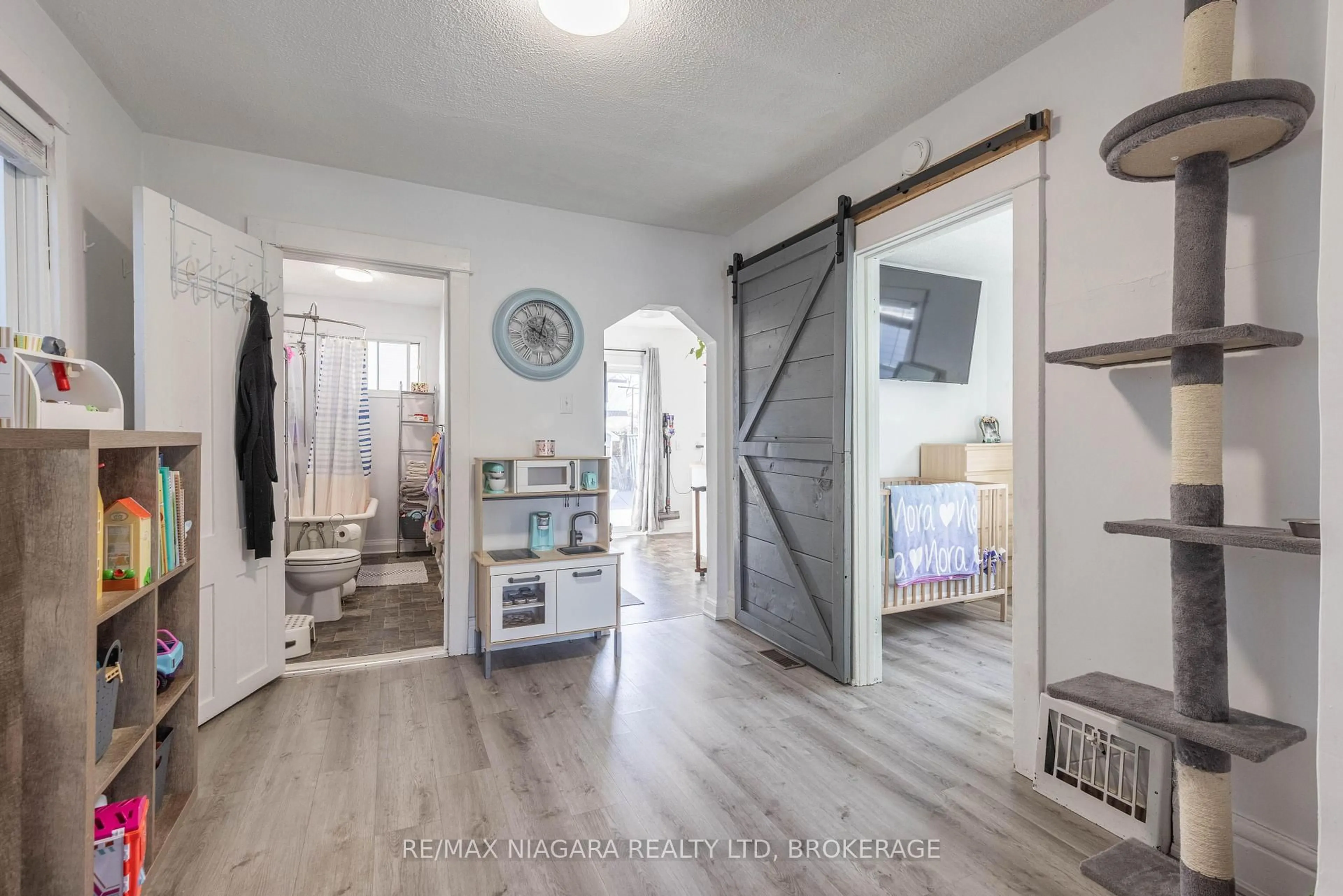 Indoor entryway for 110 McAlpine Ave, Welland Ontario L3B 1T6