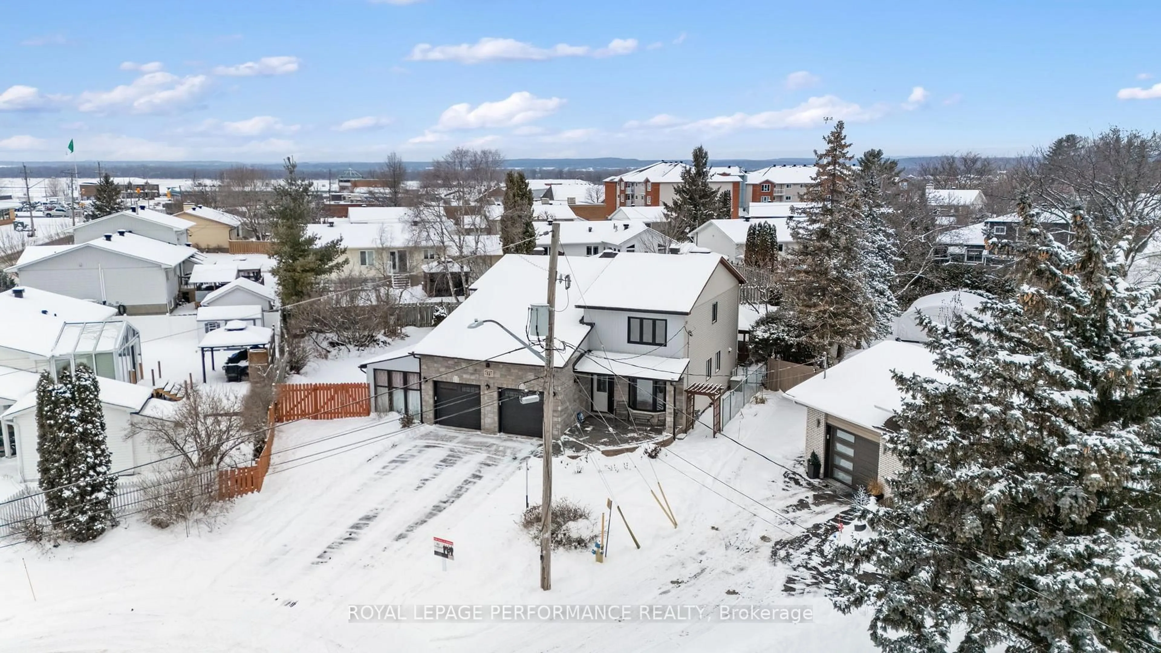 A pic from outside/outdoor area/front of a property/back of a property/a pic from drone, unknown for 976 Laporte St, Clarence-Rockland Ontario K4K 1A5