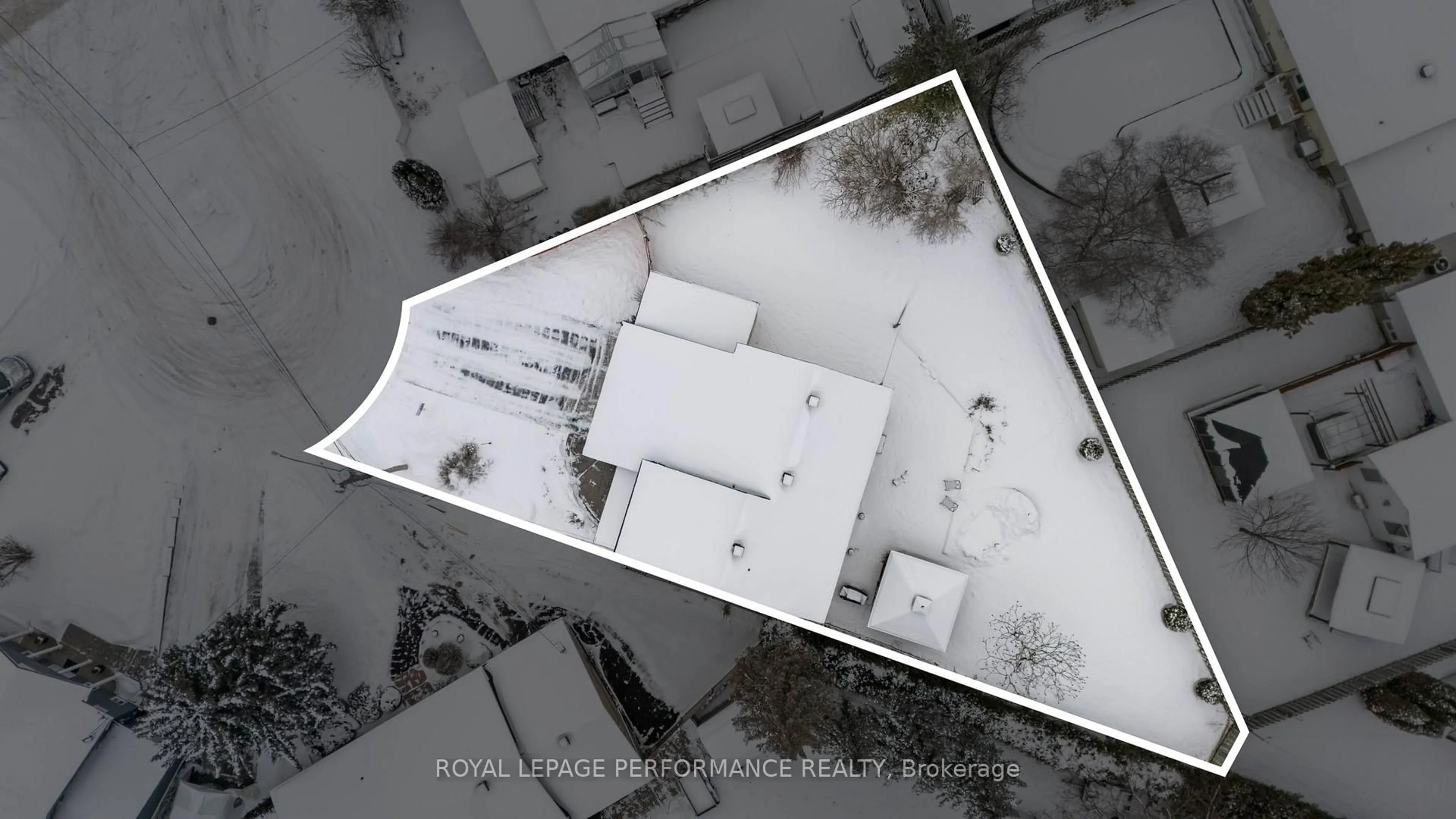 A pic from outside/outdoor area/front of a property/back of a property/a pic from drone, building for 976 Laporte St, Clarence-Rockland Ontario K4K 1A5