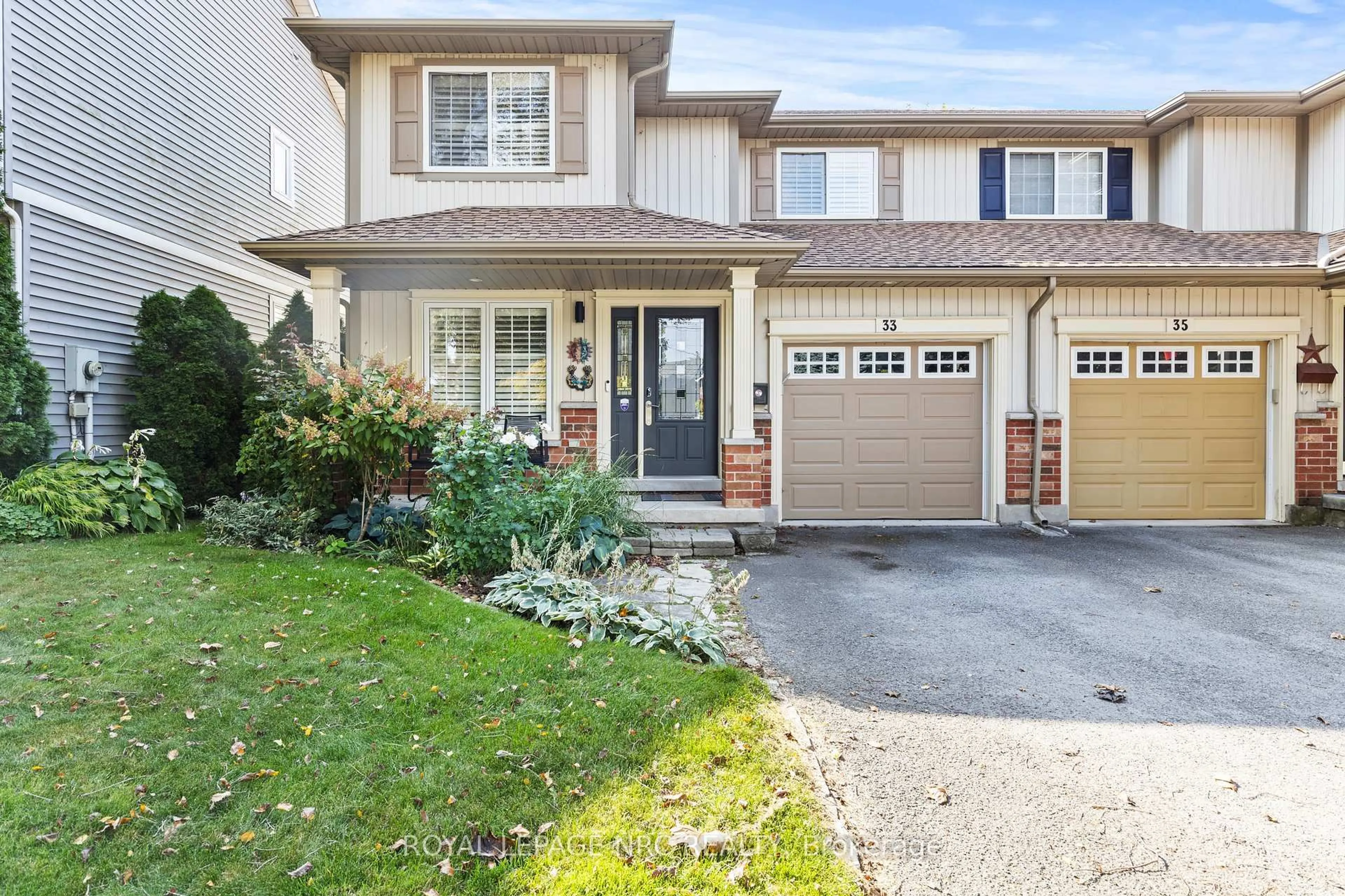 Home with vinyl exterior material, street for 33 BROADWAY Ave, St. Catharines Ontario L2M 1M3