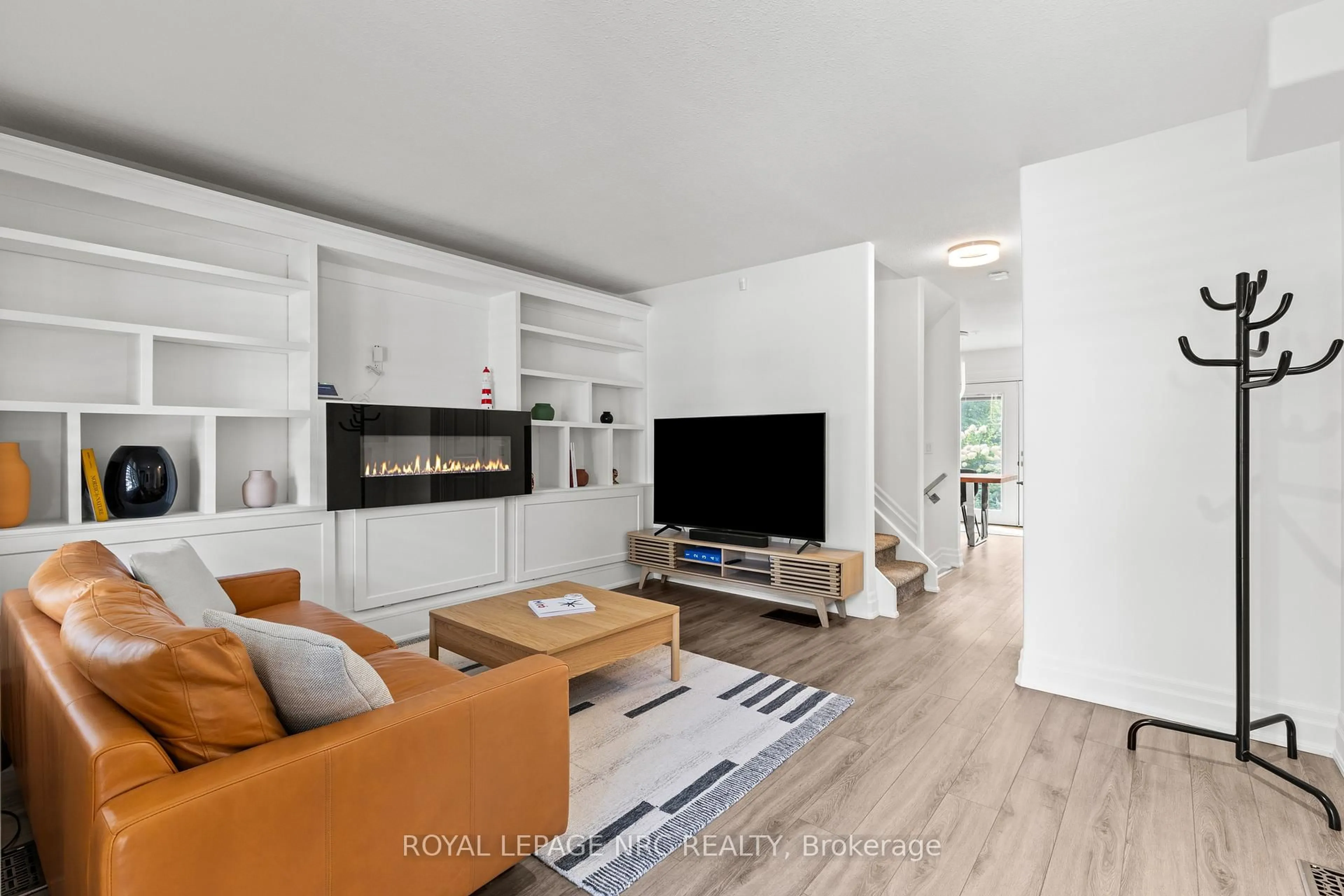 Living room with furniture, unknown for 33 BROADWAY Ave, St. Catharines Ontario L2M 1M3