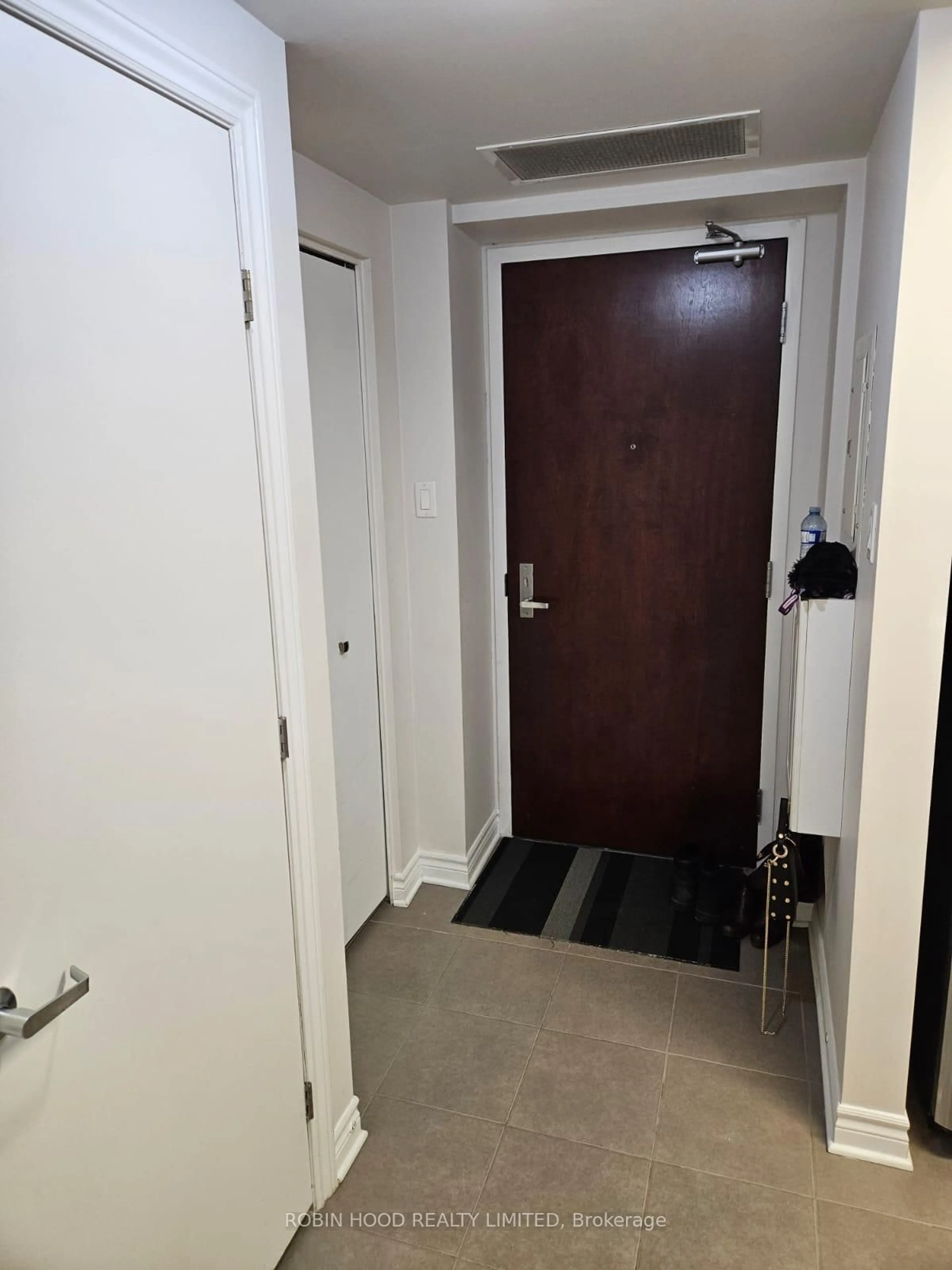 Indoor foyer for 200 Rideau St #1610, Ottawa Ontario K1N 5Y1