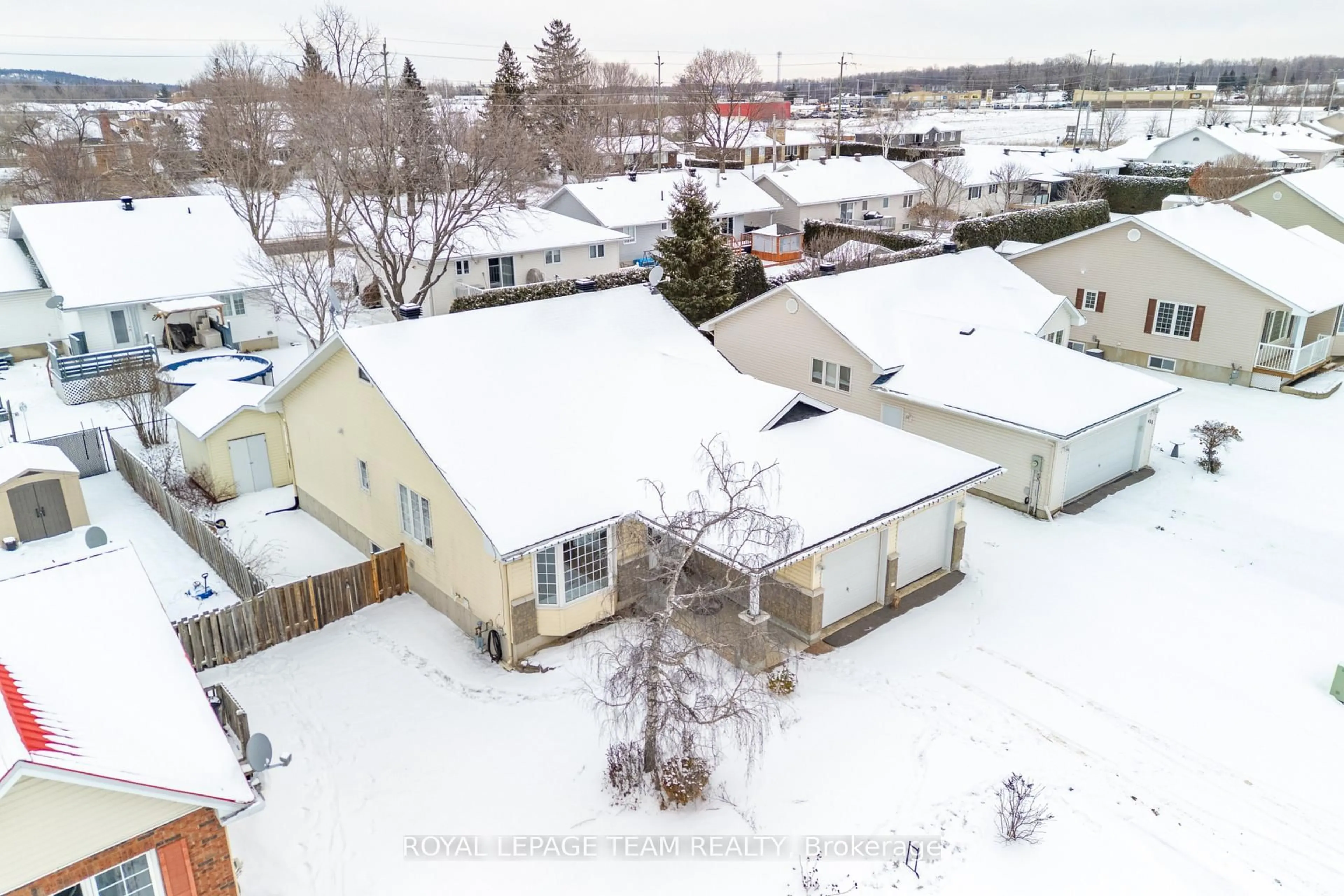 A pic from outside/outdoor area/front of a property/back of a property/a pic from drone, street for 451 Mayhew St, Renfrew Ontario K7V 4L4