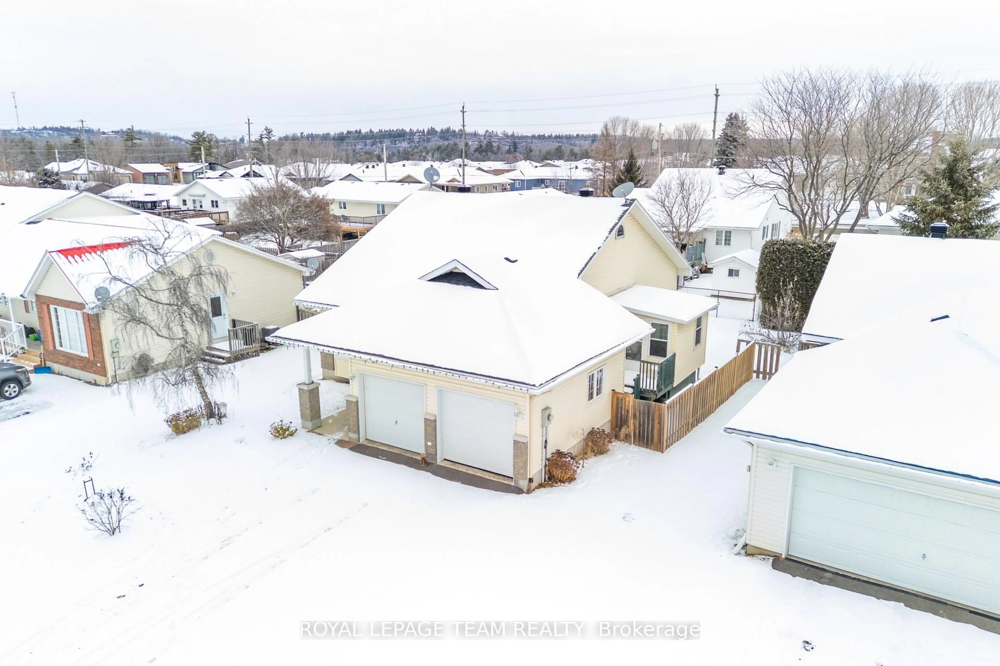 A pic from outside/outdoor area/front of a property/back of a property/a pic from drone, street for 451 Mayhew St, Renfrew Ontario K7V 4L4