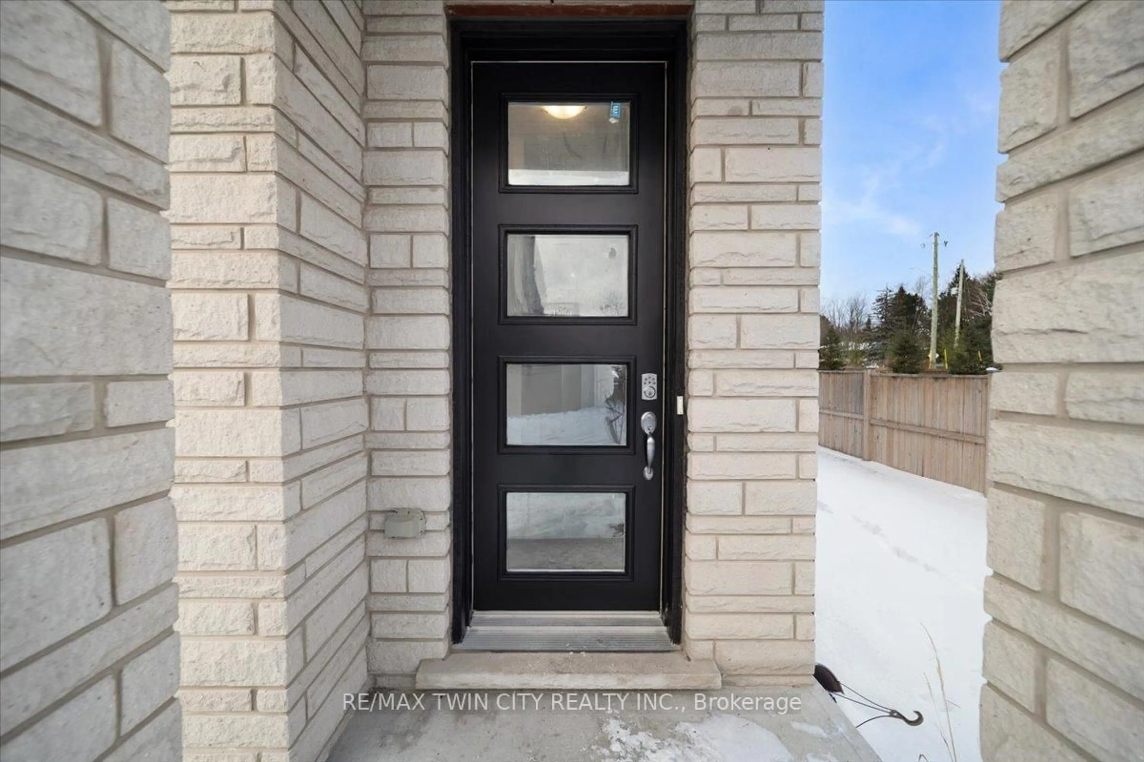 Indoor entryway for 314 Equestrian Way #13, Cambridge Ontario N3E 0E4