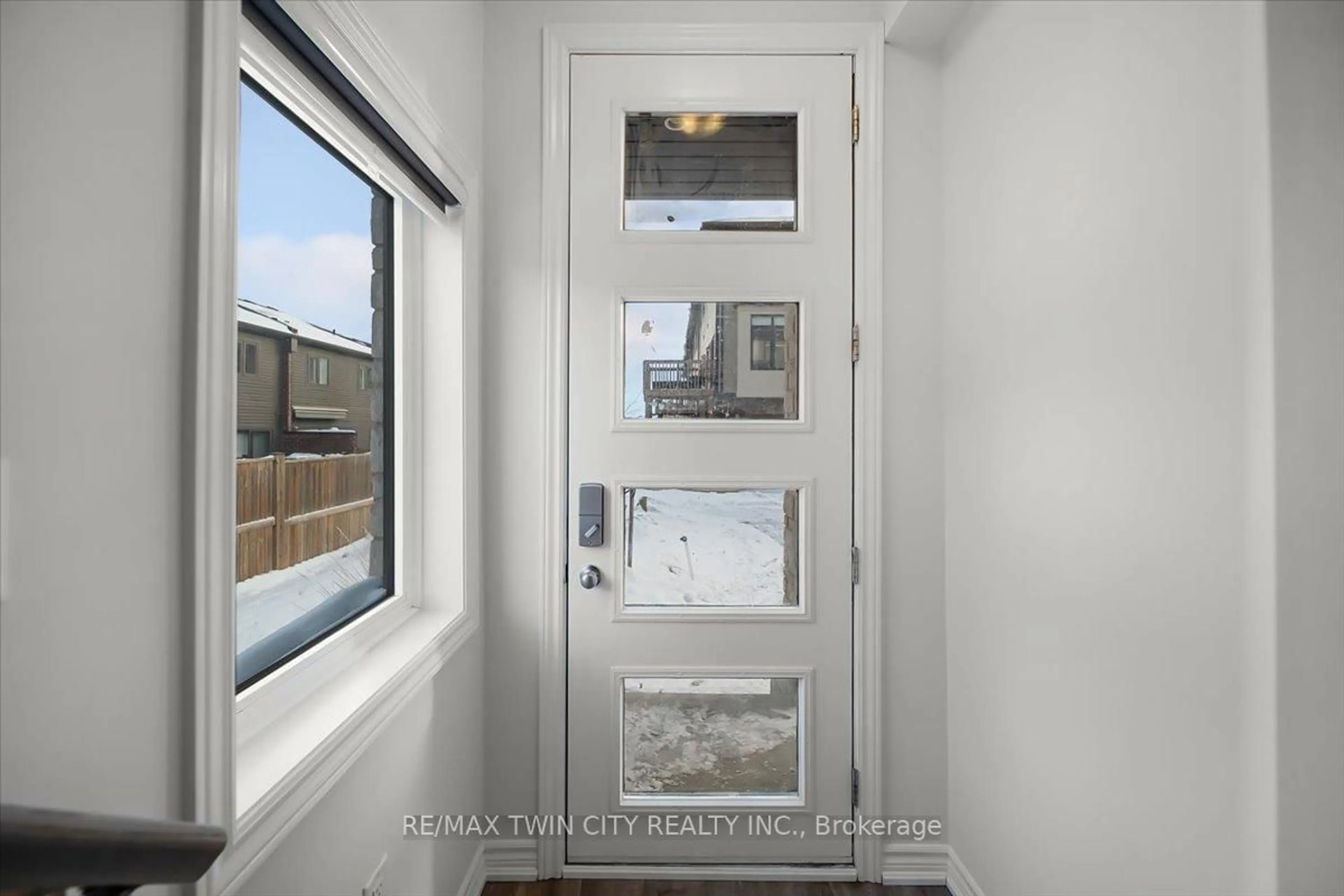 Indoor entryway for 314 Equestrian Way #13, Cambridge Ontario N3E 0E4