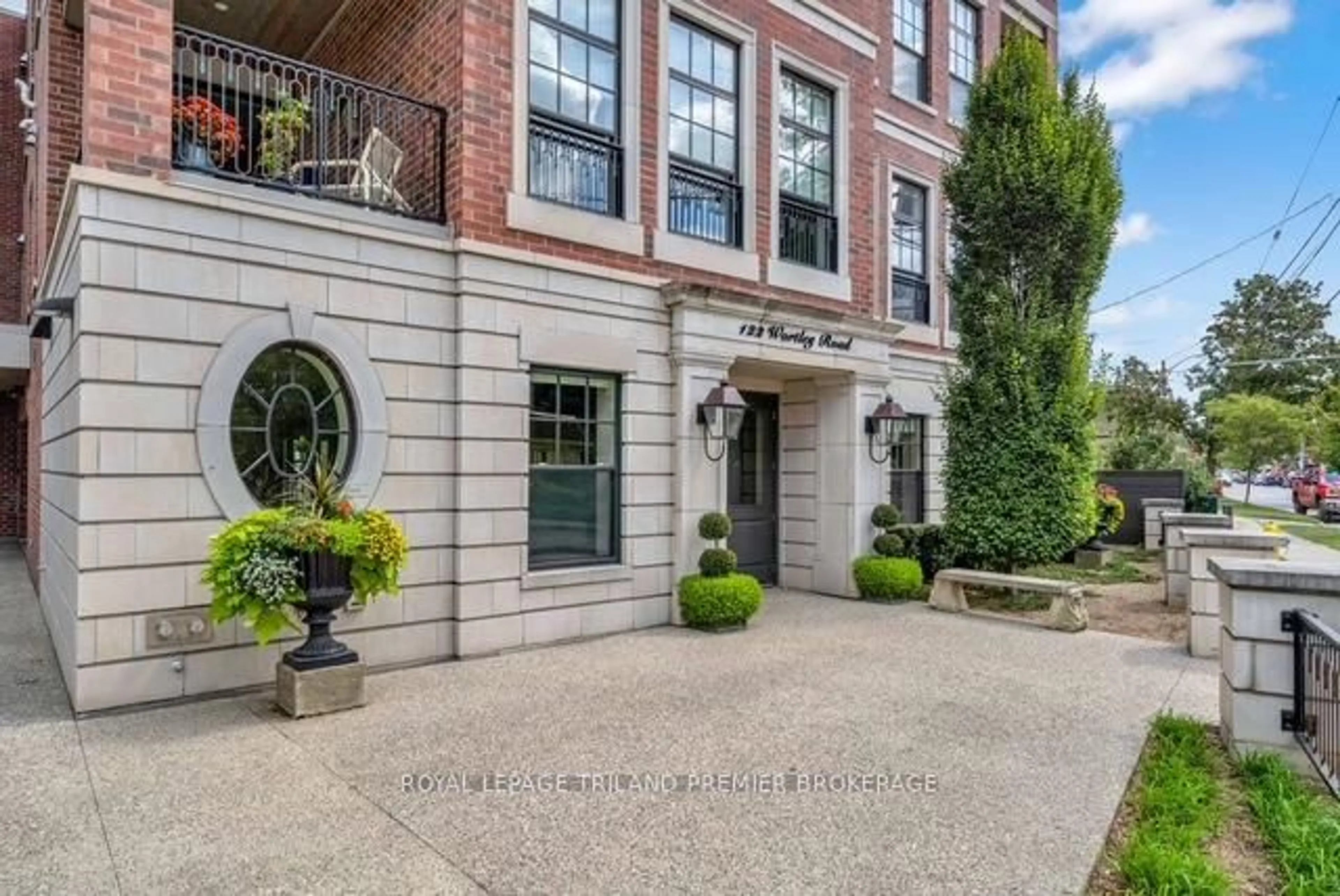 Indoor foyer for 122 Wortley Rd #202, London South Ontario N6C 3N8